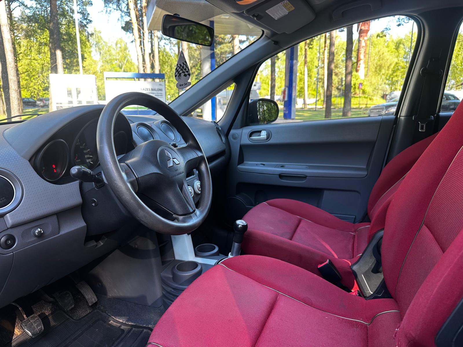 MITSUBISHI COLT