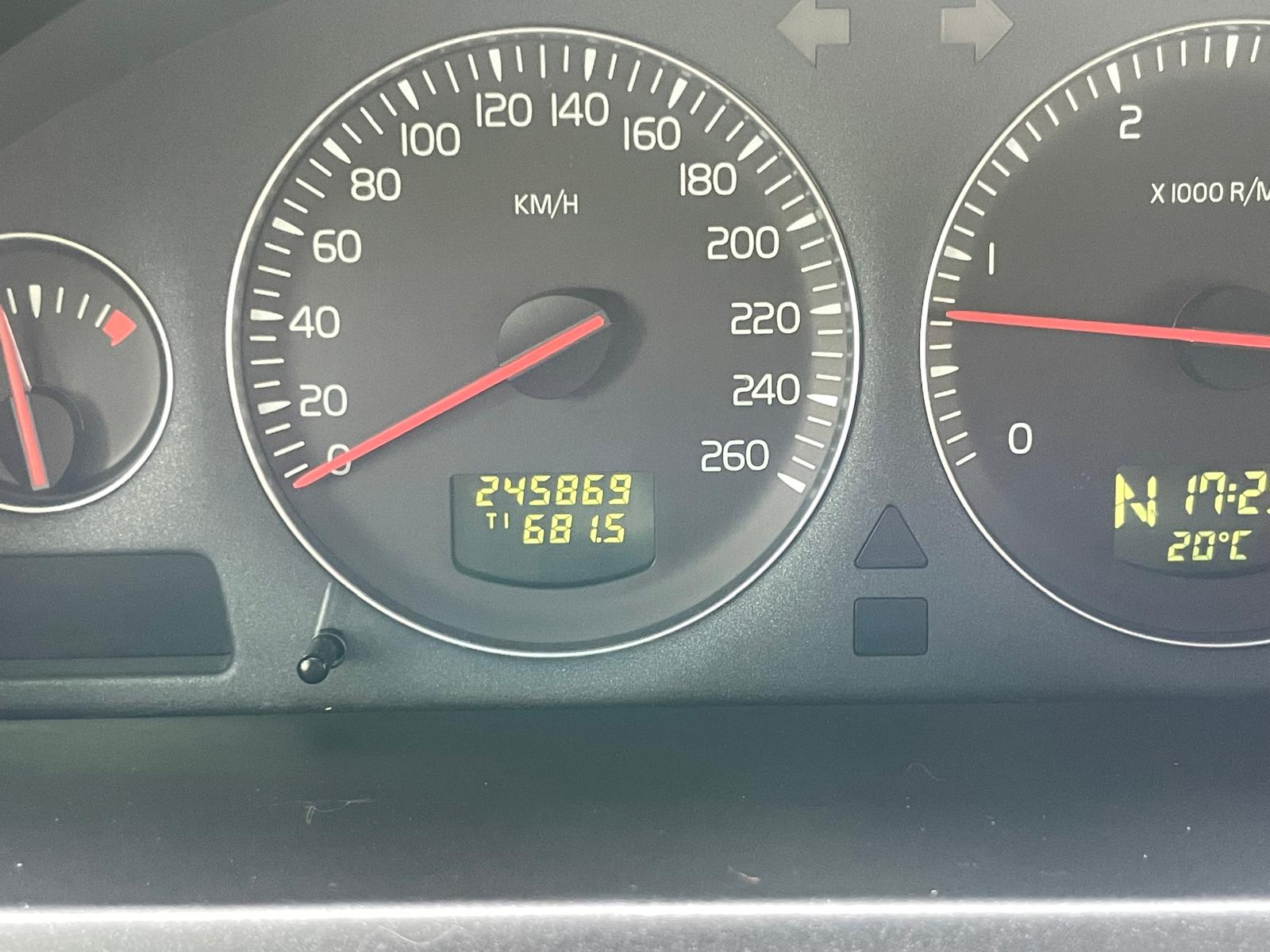 VOLVO XC90 7-VIETAS