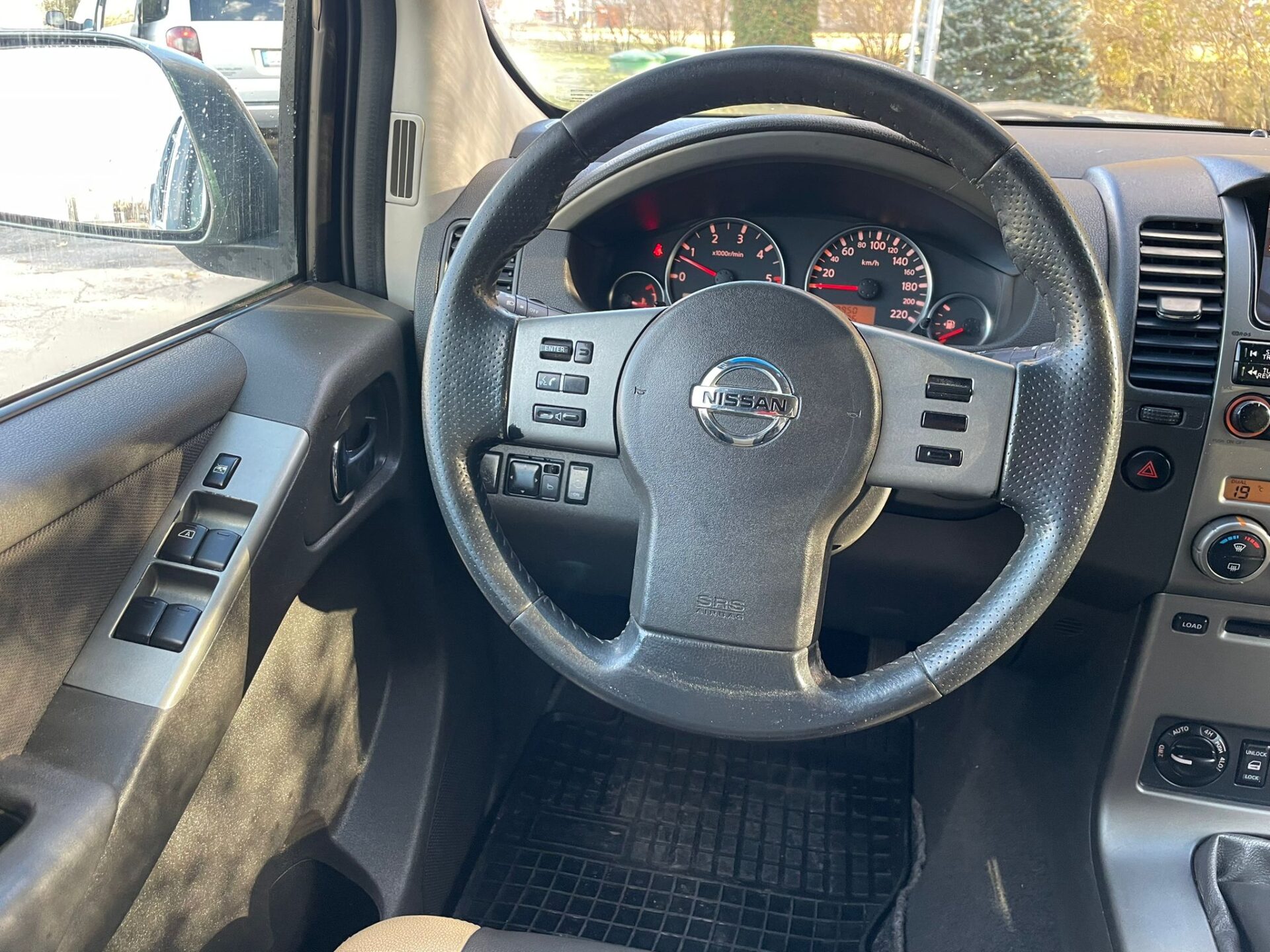 NISSAN PATHFINDER 4×4 7-vietas