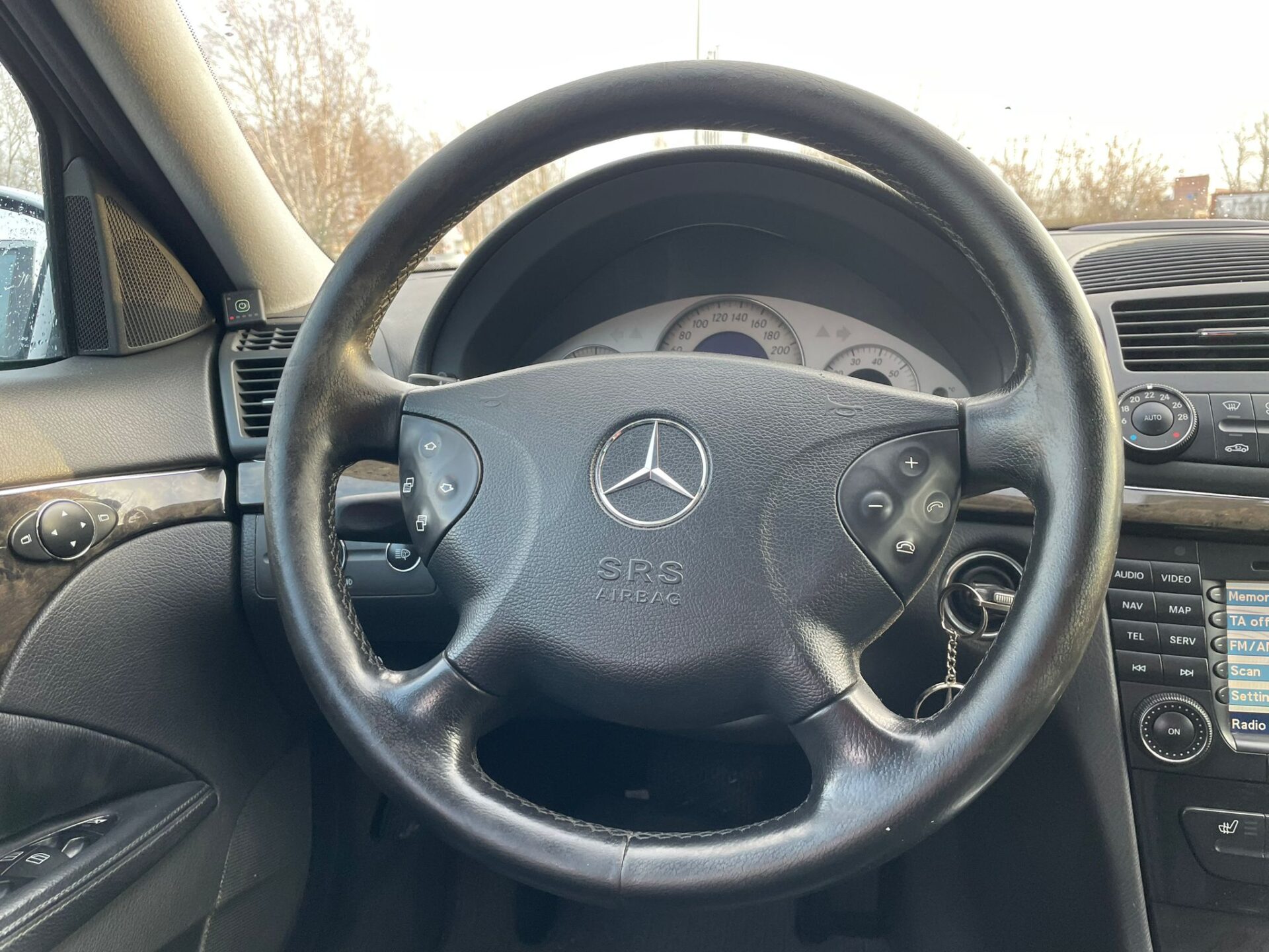 MERCEDES BENZ E240 AVANTGARDE