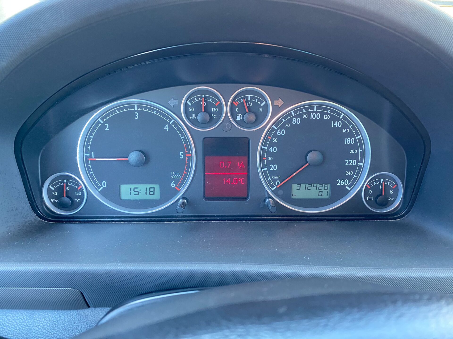 VW Sharan 7-Vietas