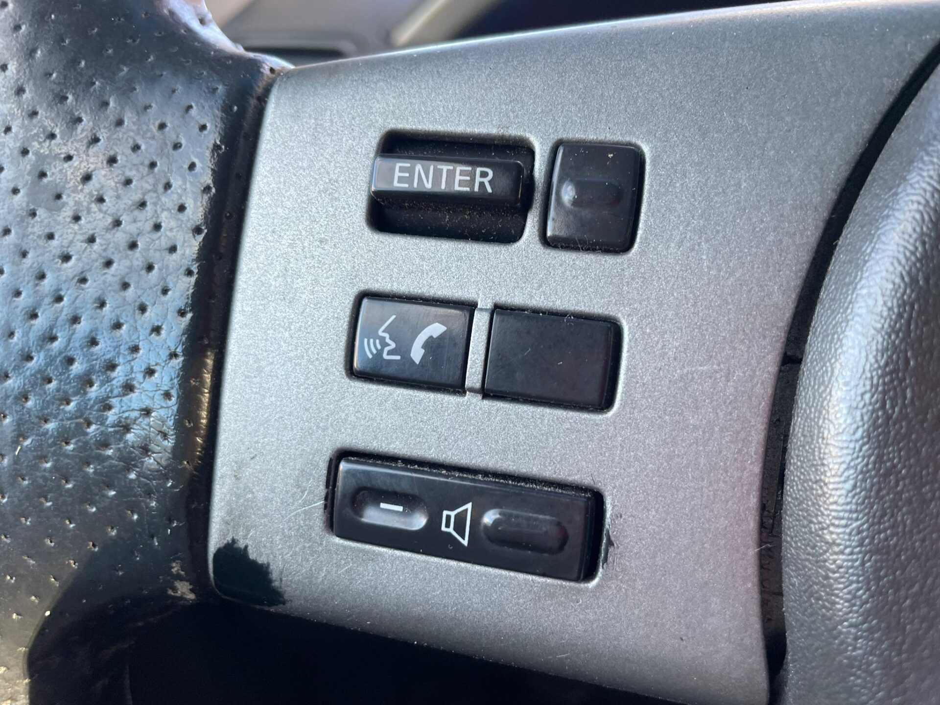 NISSAN PATHFINDER 4×4 7-vietas