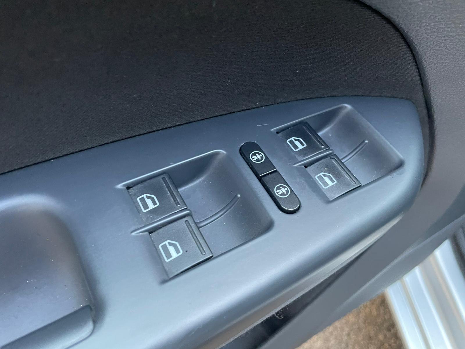 VW Touran 7-Vietīgs