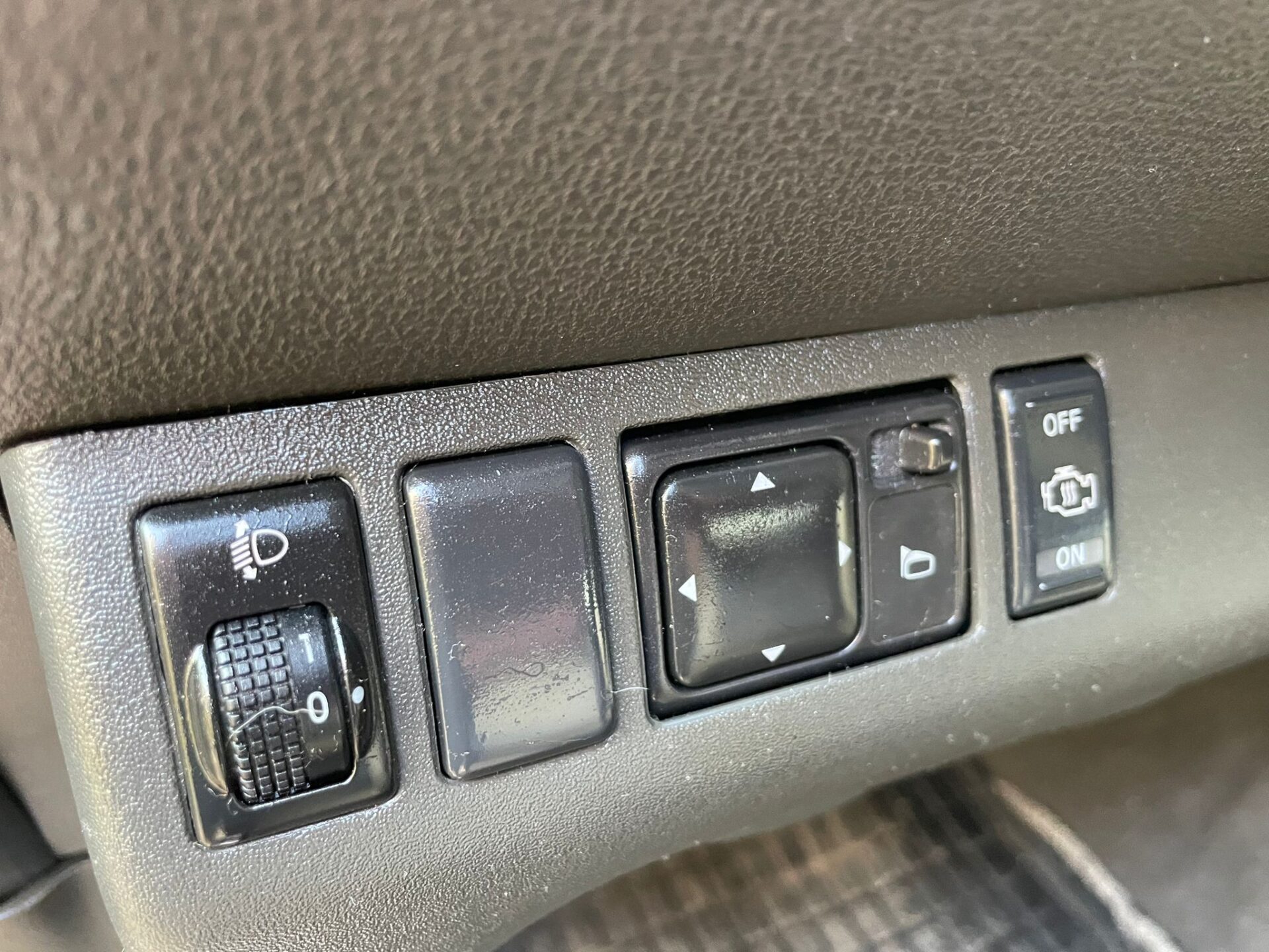 NISSAN PATHFINDER 4×4 7-vietas