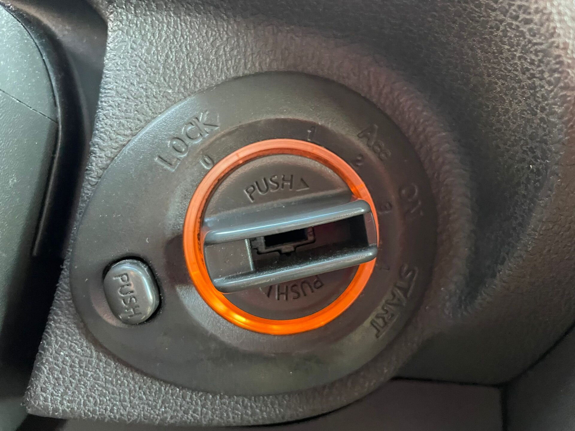 NISSAN PATHFINDER 4×4 7-vietas