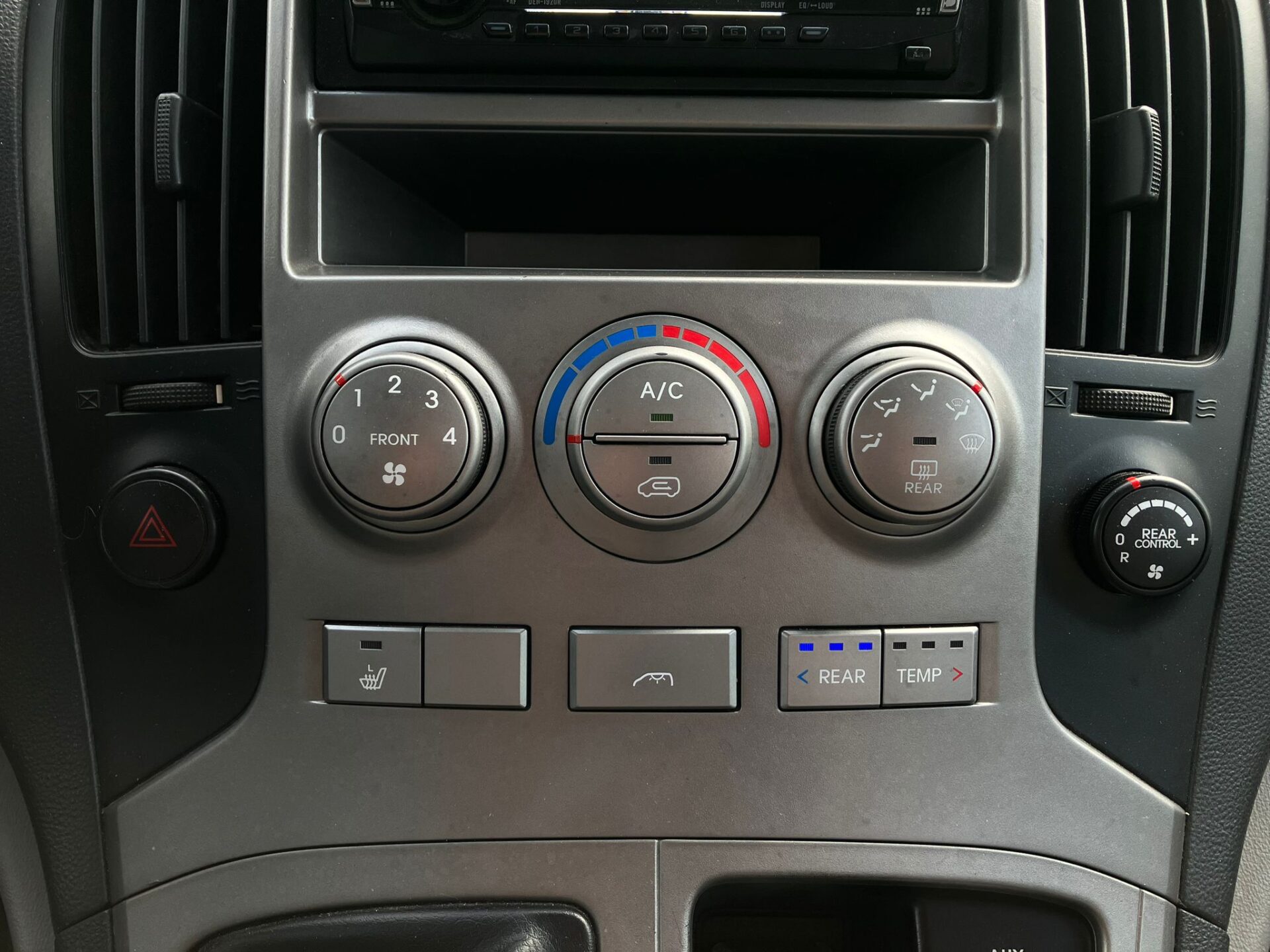 Hyundai H1 8-seats