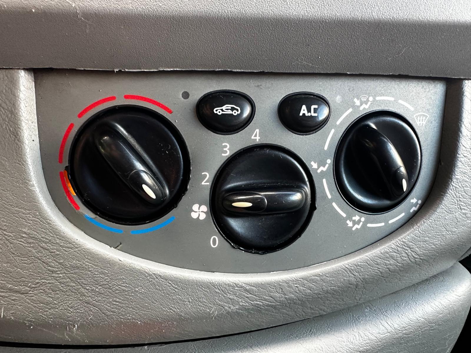OPEL VIVARO 8-VIETAS