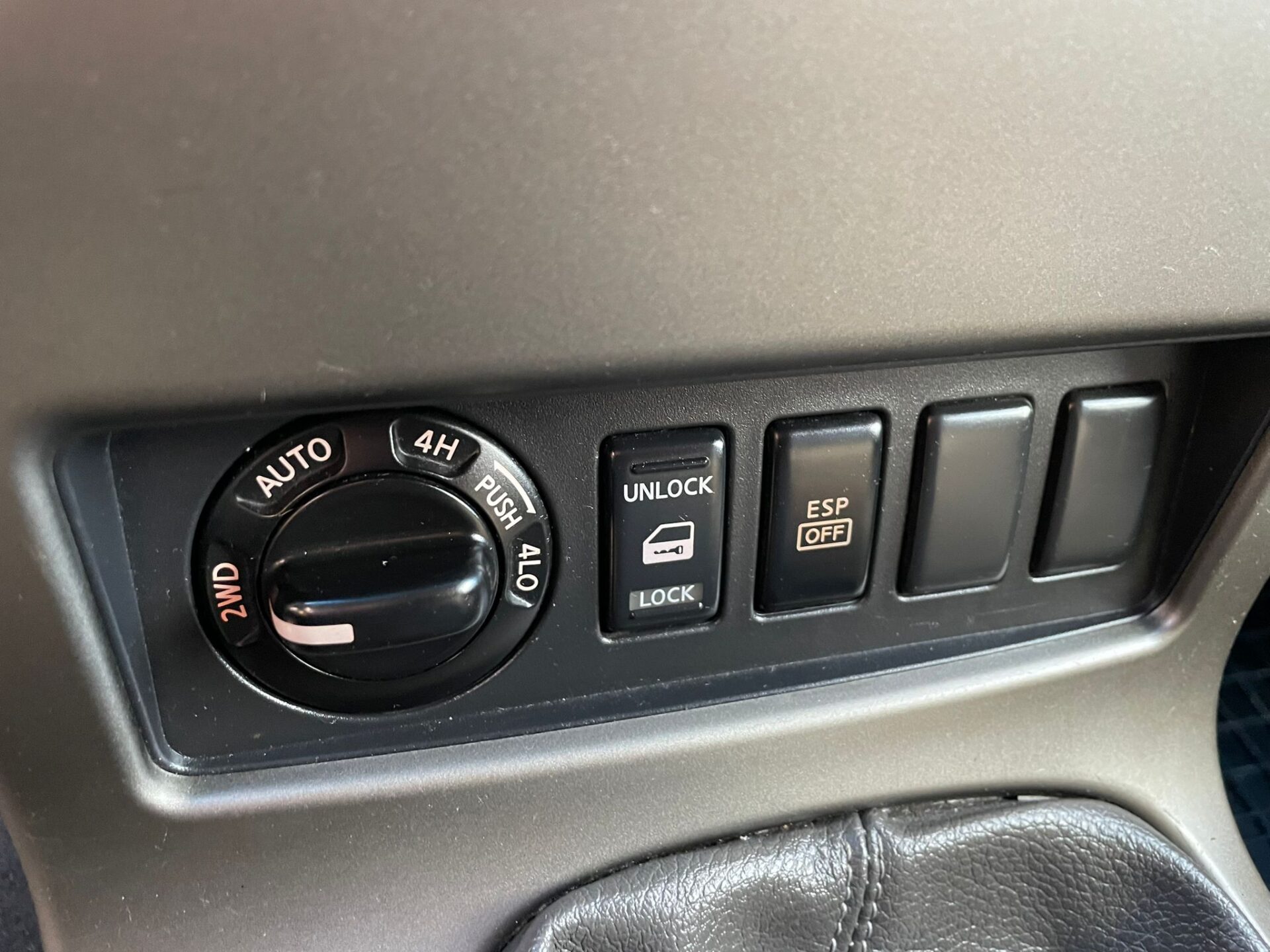 NISSAN PATHFINDER 4×4 7-vietas