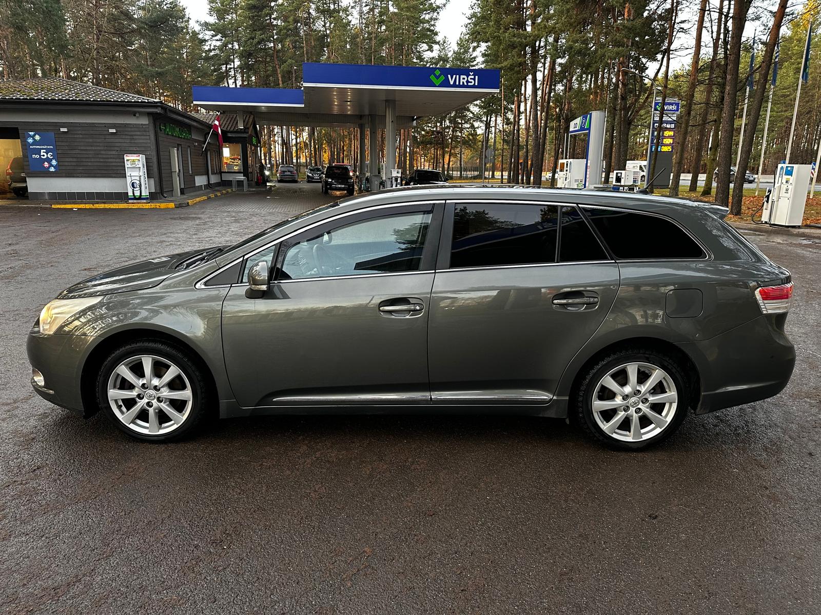 TOYOTA AVENSIS
