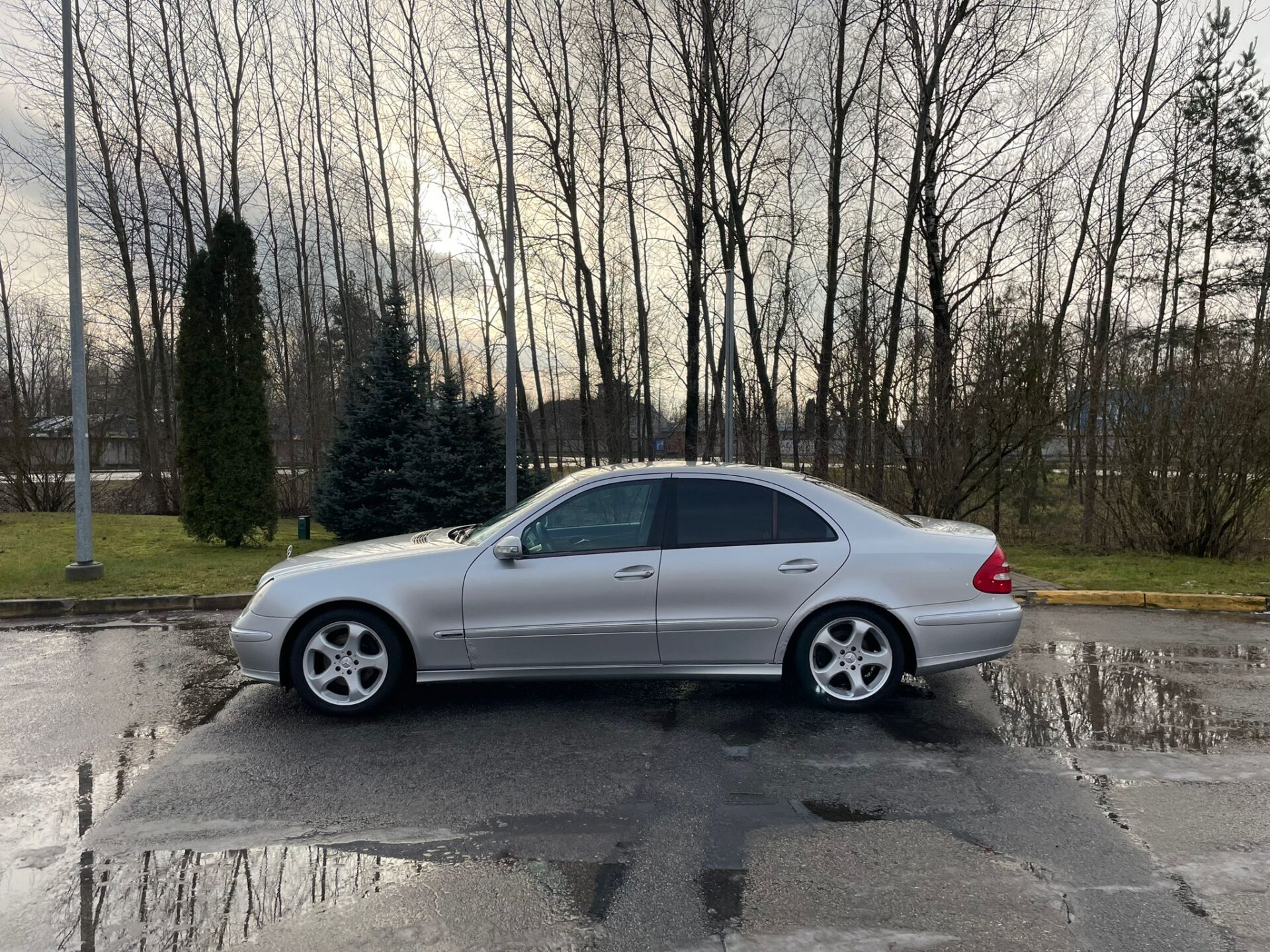 MERCEDES BENZ E240 AVANTGARDE