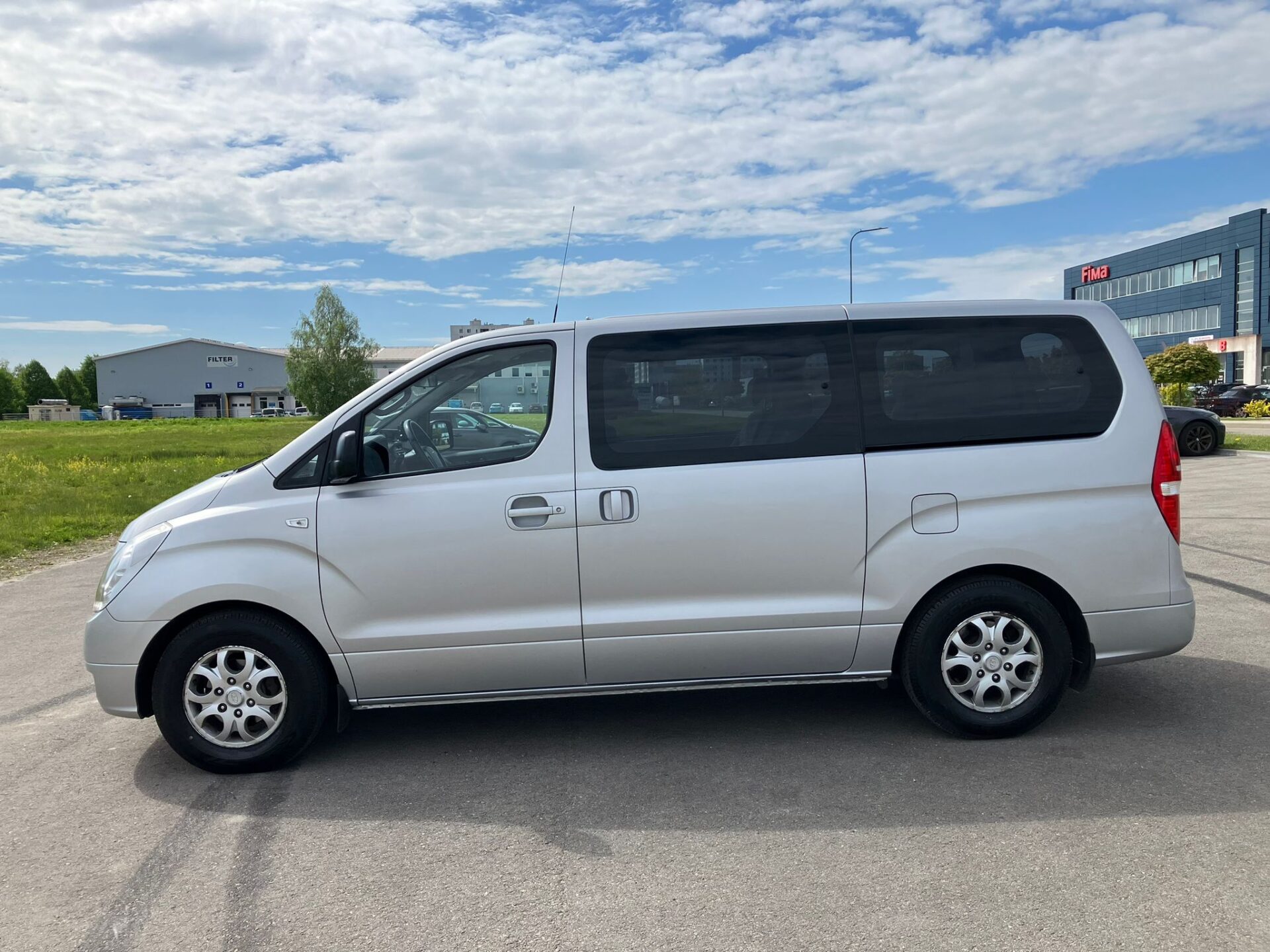 Hyundai H1 8-seats