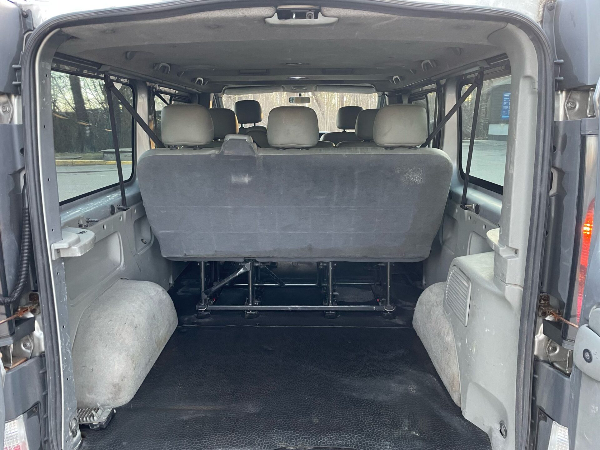OPEL VIVARO 8-VIETAS