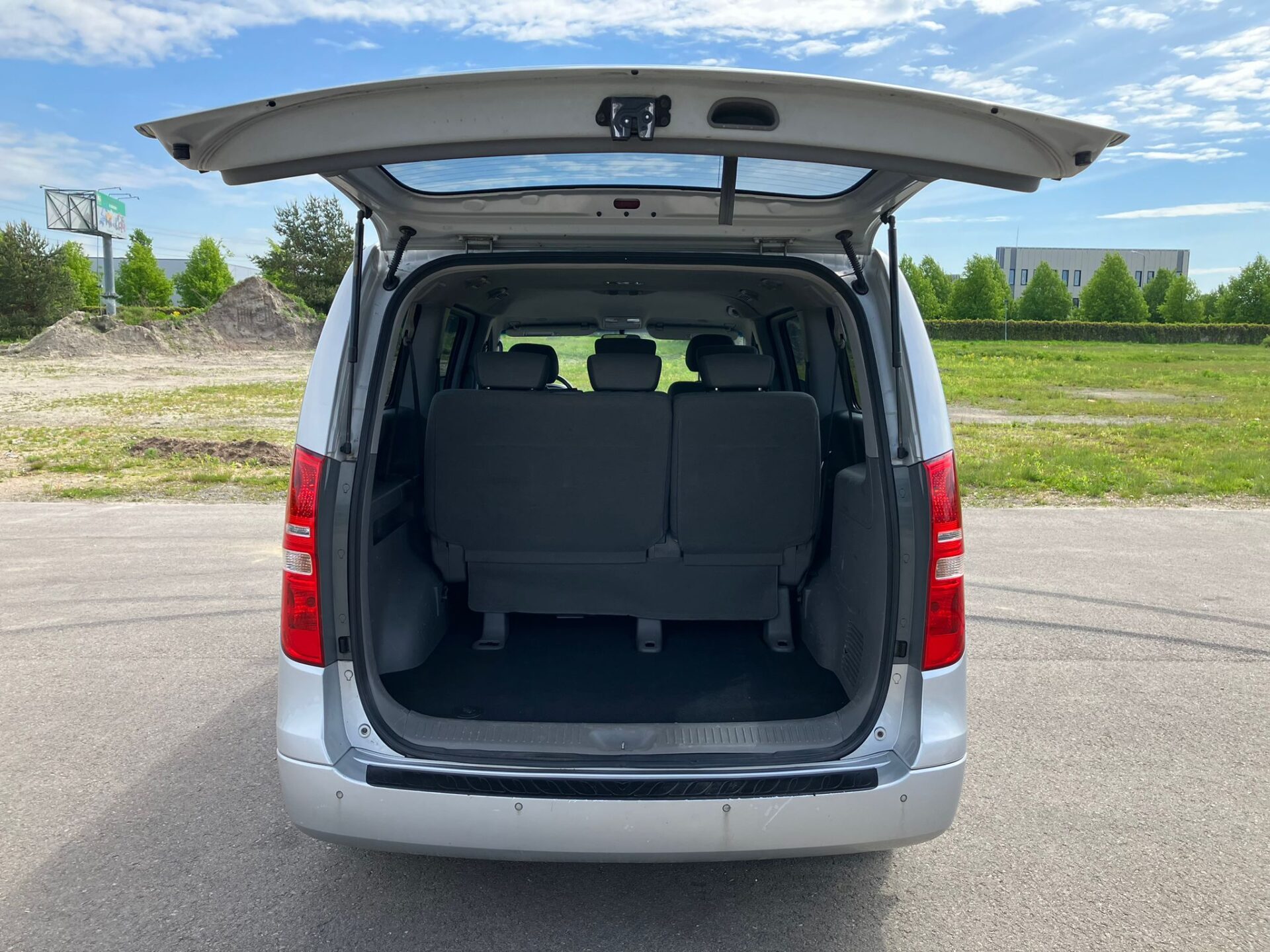 Hyundai H1 8-seats