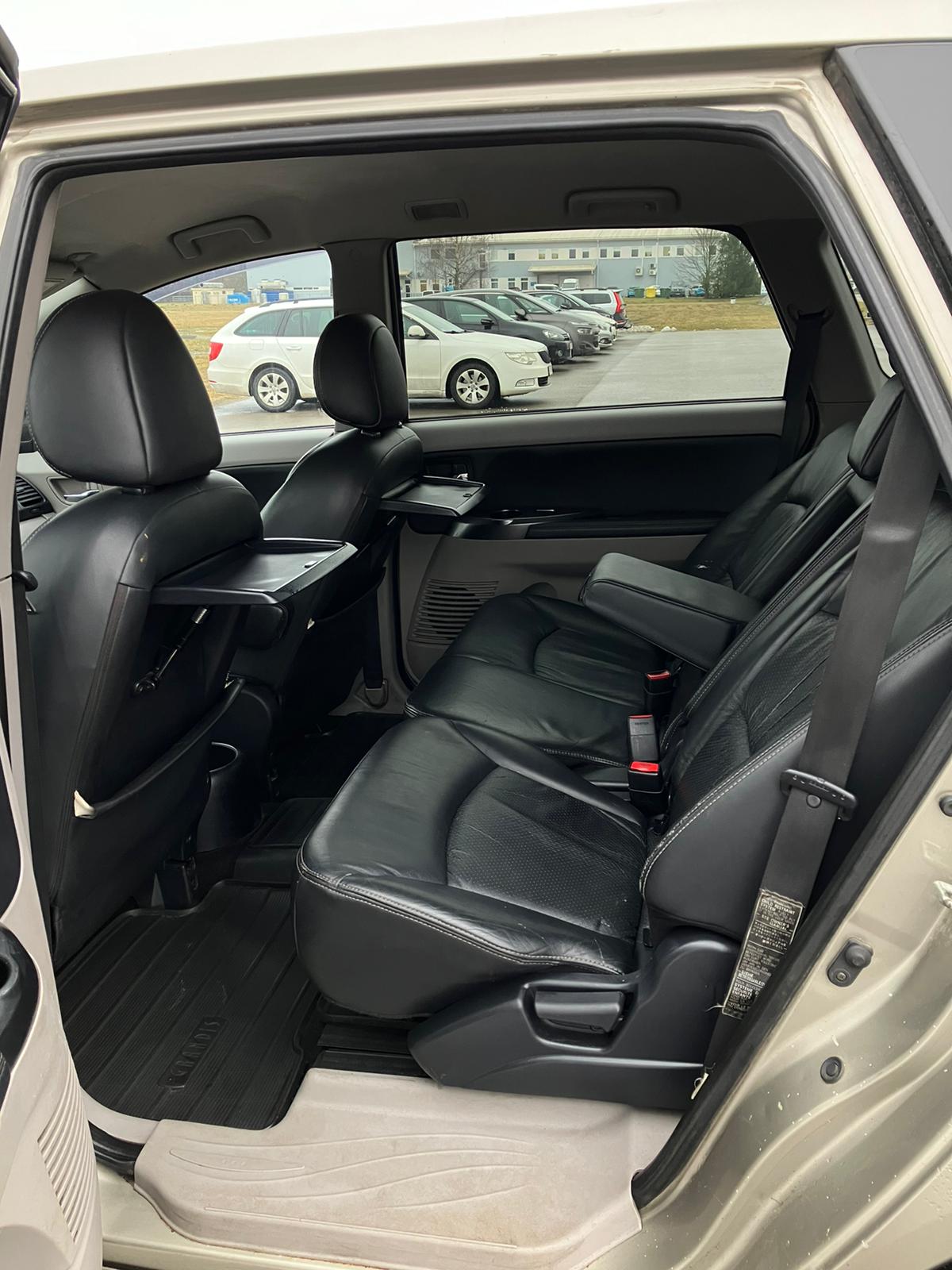 Mitsubishi Grandis 7-vietas