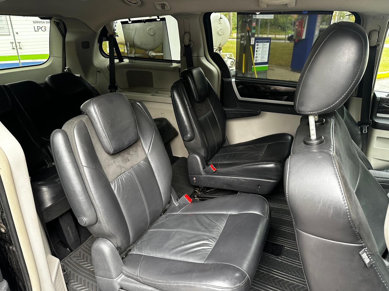Chrysler Grand Voyager Limited Edition Stow N GO 7-vietas