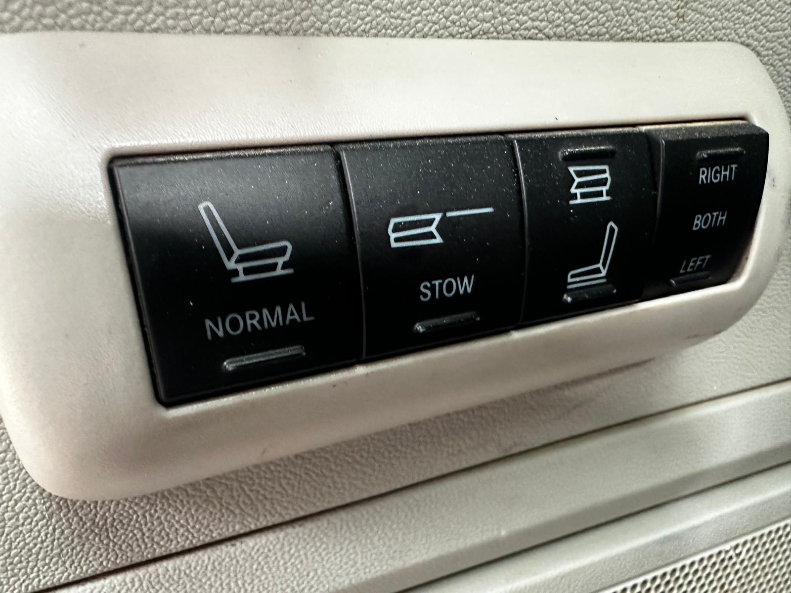 Chrysler Grand Voyager Limited Edition Stow N GO 7-vietas