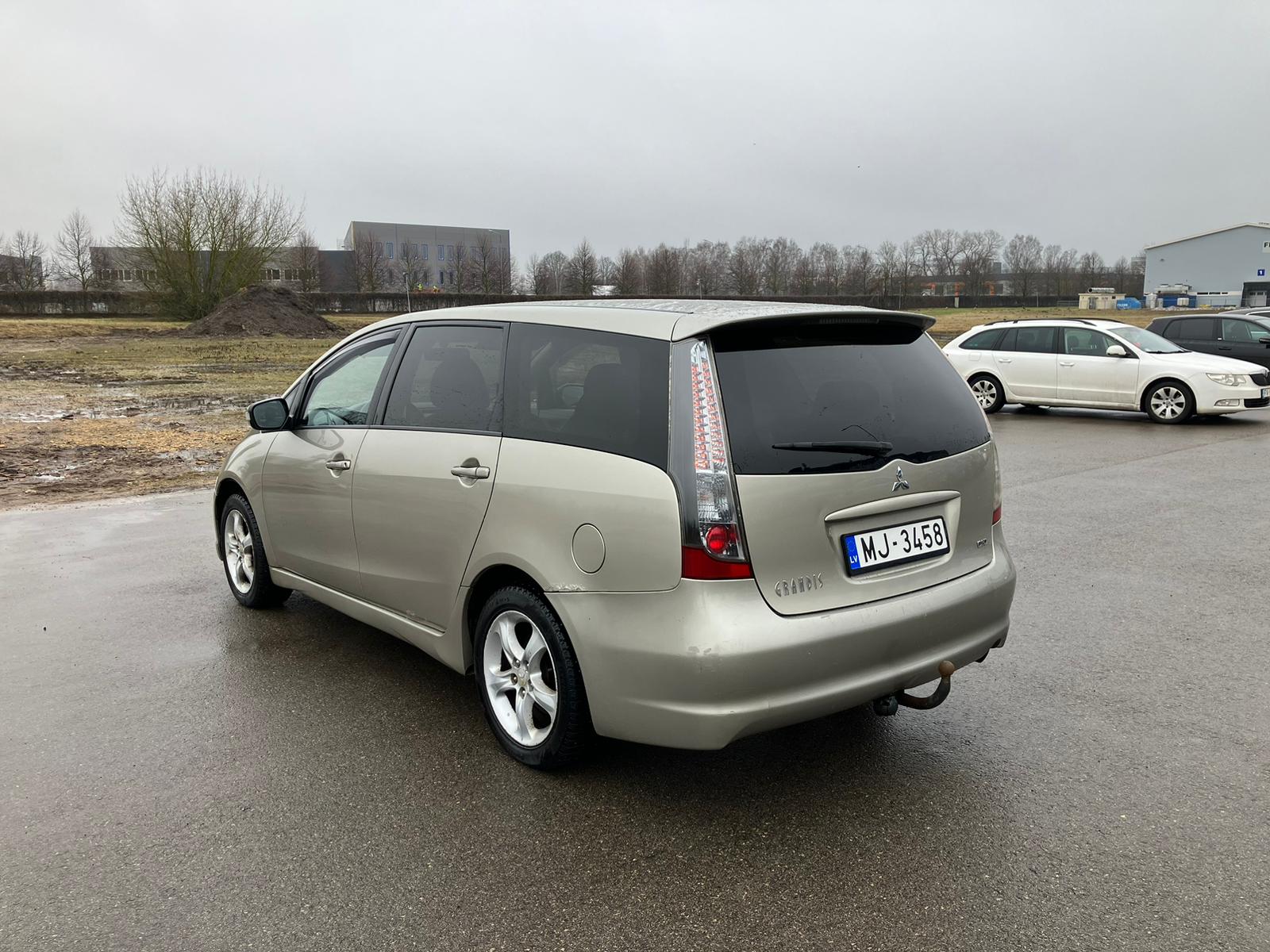Mitsubishi Grandis 7-vietas