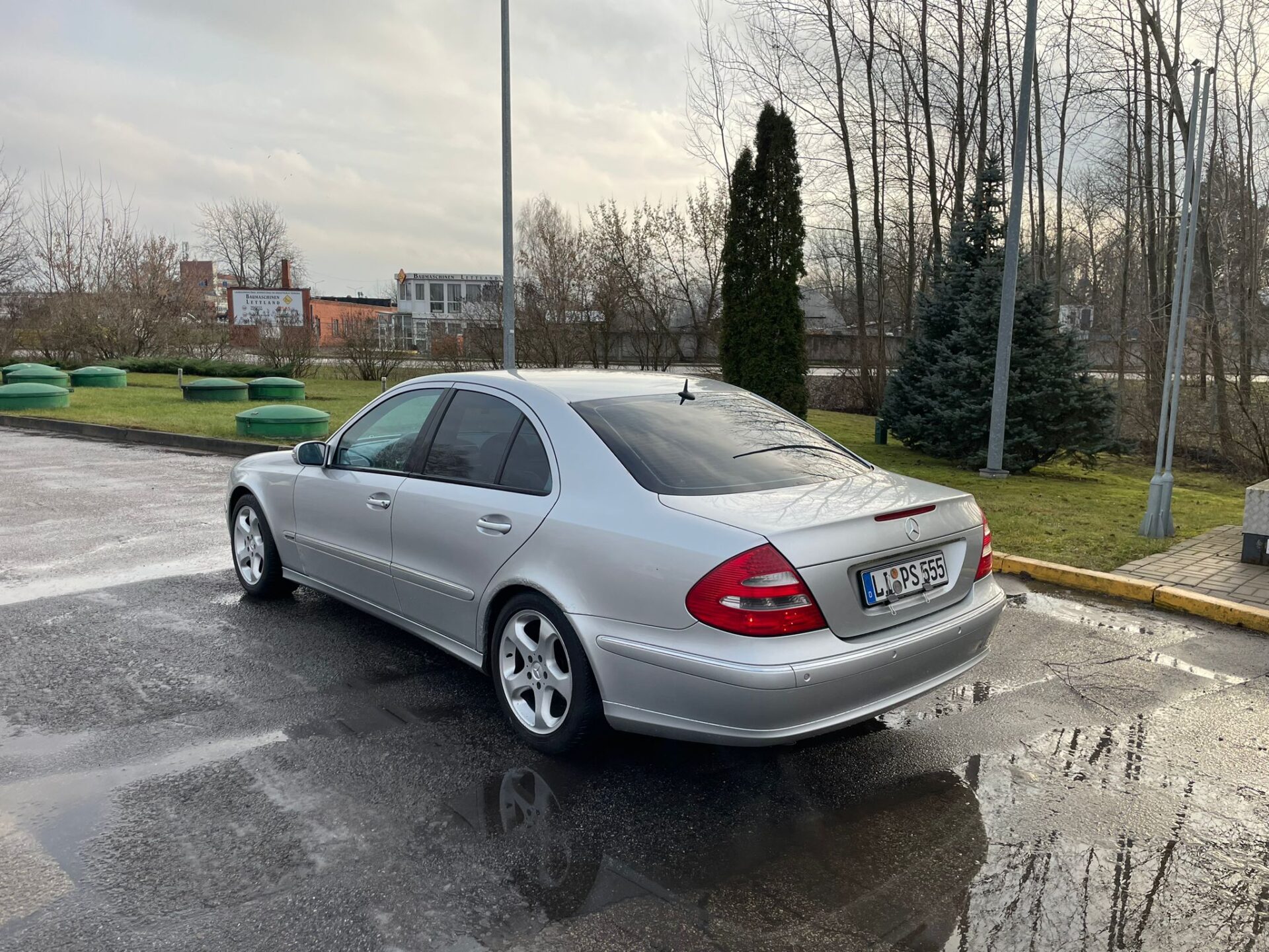 MERCEDES BENZ E240 AVANTGARDE