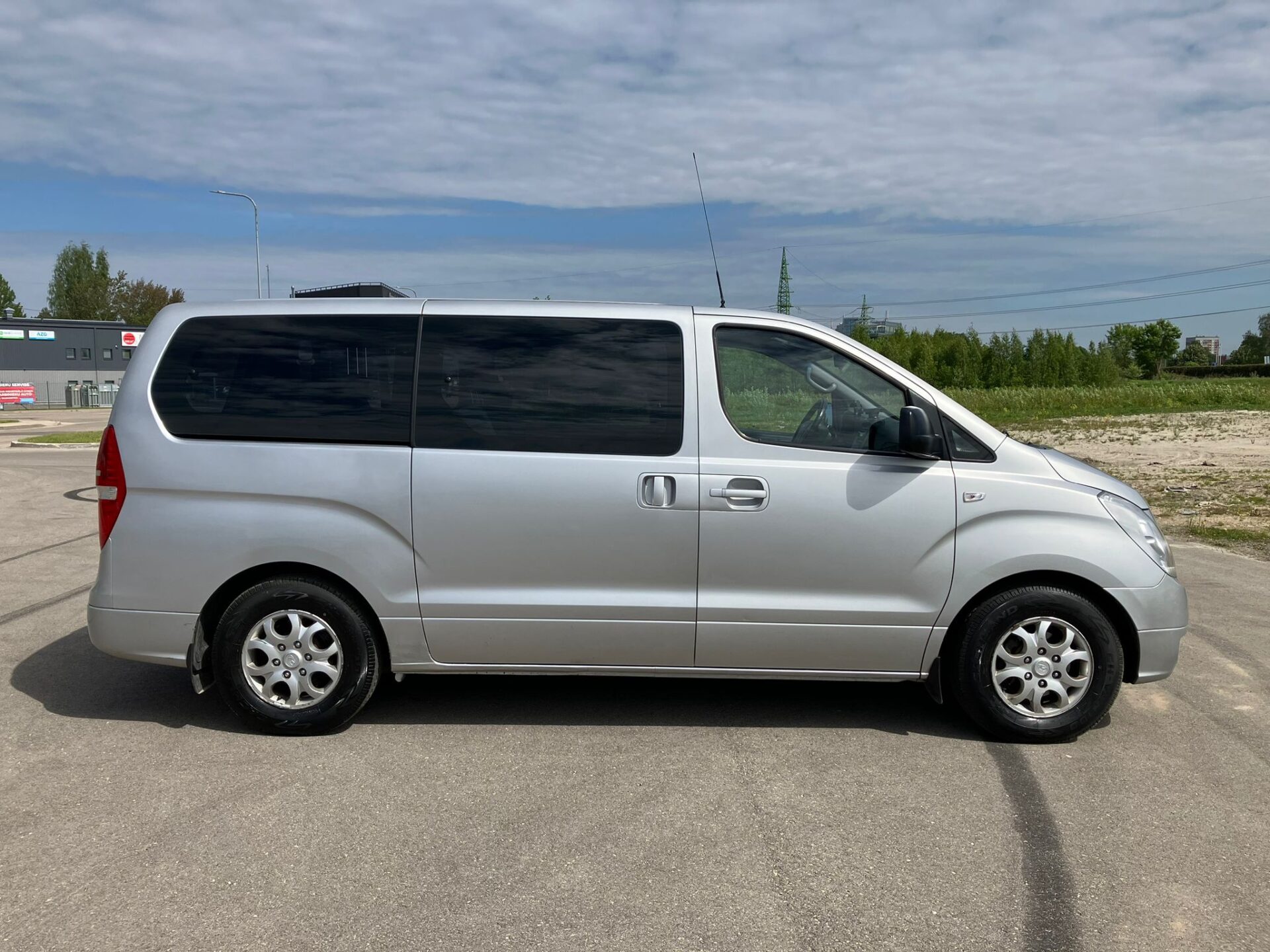 Hyundai H1 8-seats
