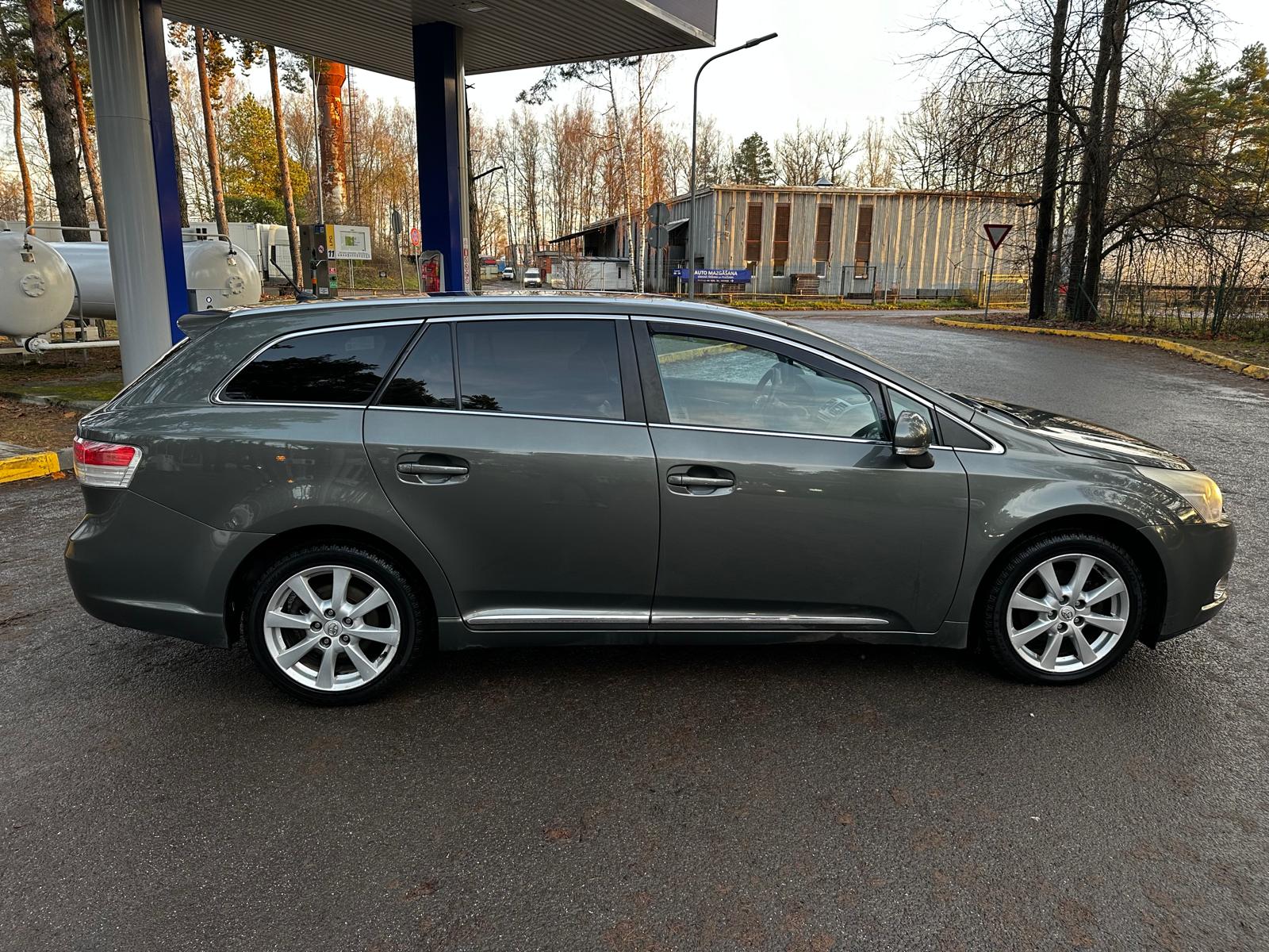 TOYOTA AVENSIS