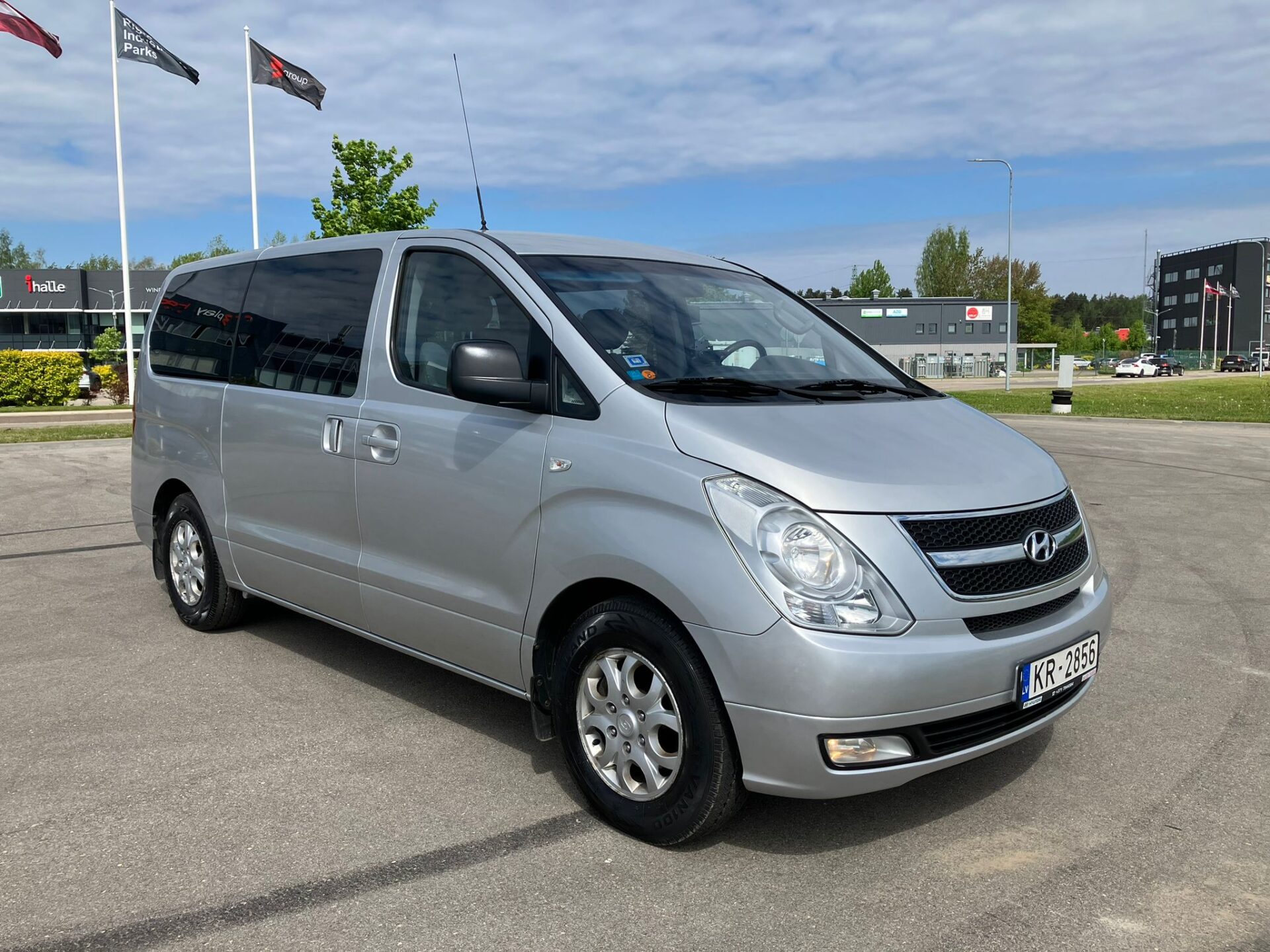 Hyundai H1 8-seats
