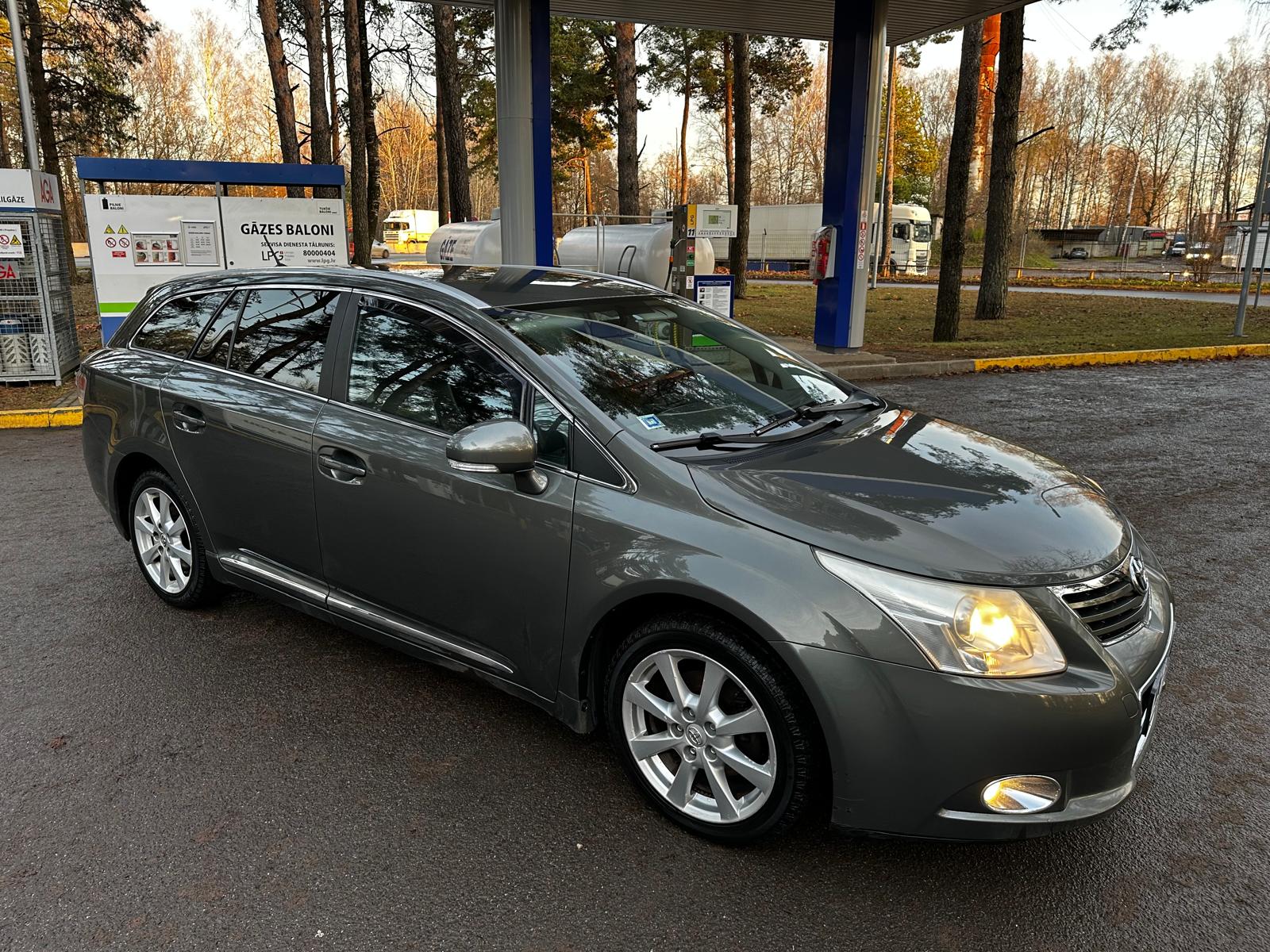 TOYOTA AVENSIS