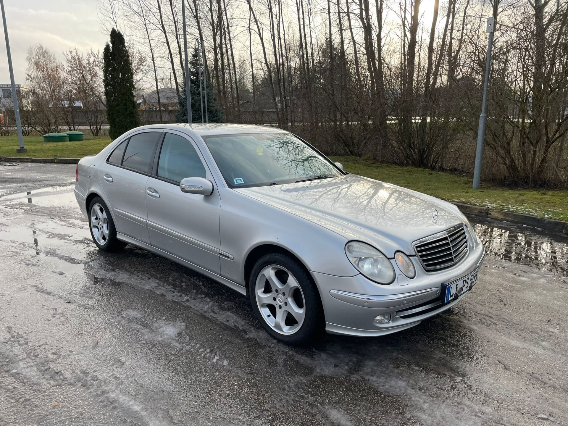 MERCEDES BENZ E240 AVANTGARDE