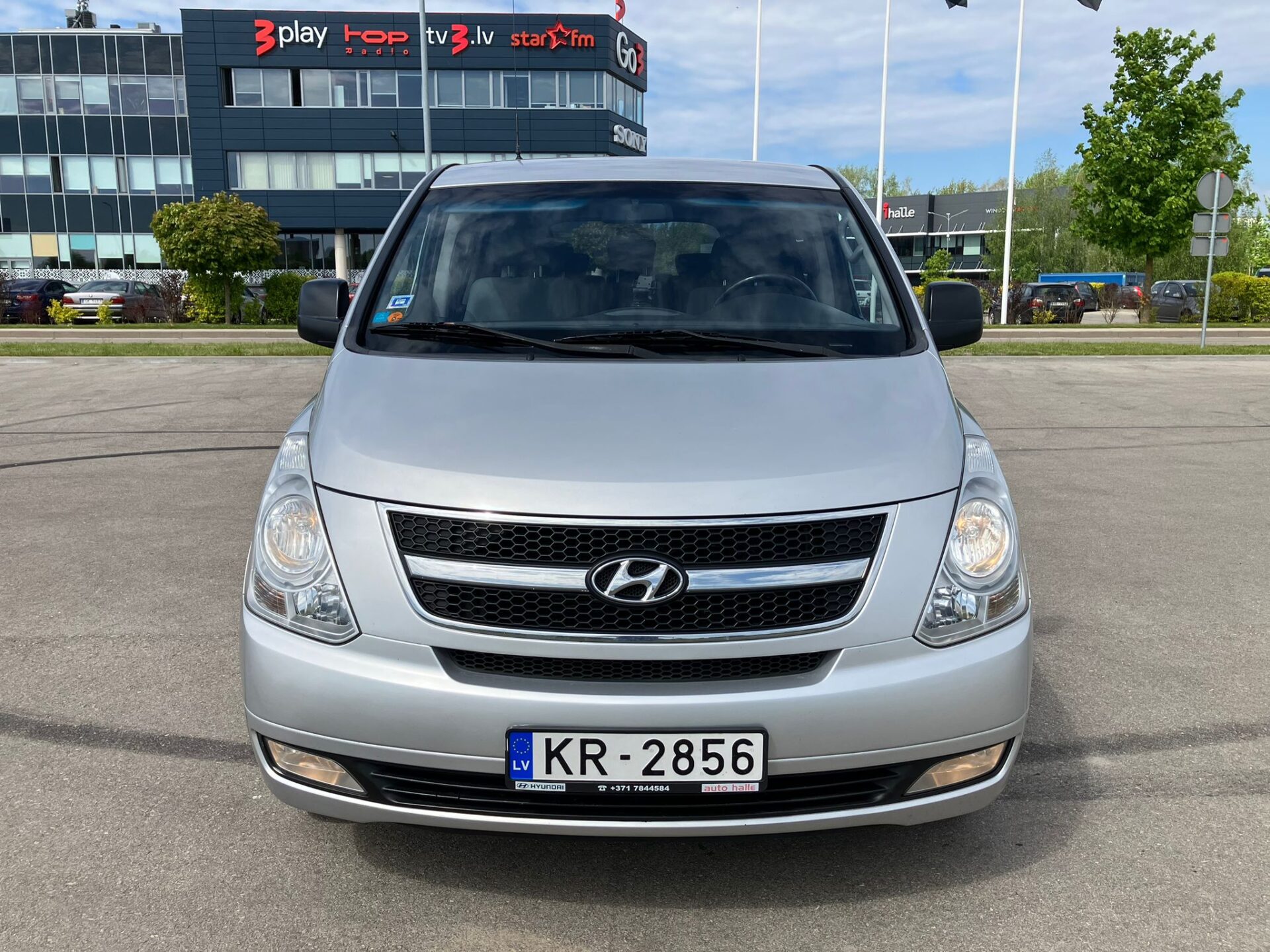 Hyundai H1 8-seats