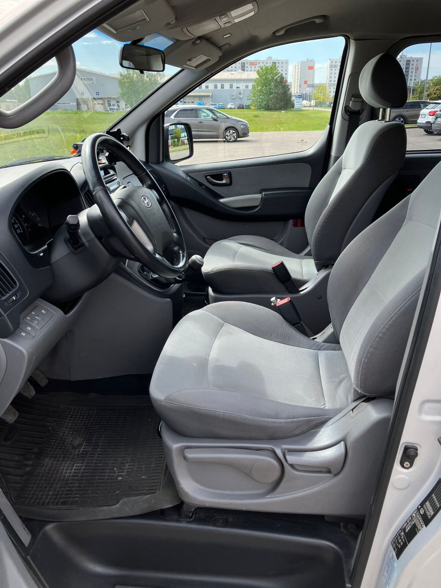 Hyundai H1 8-seats