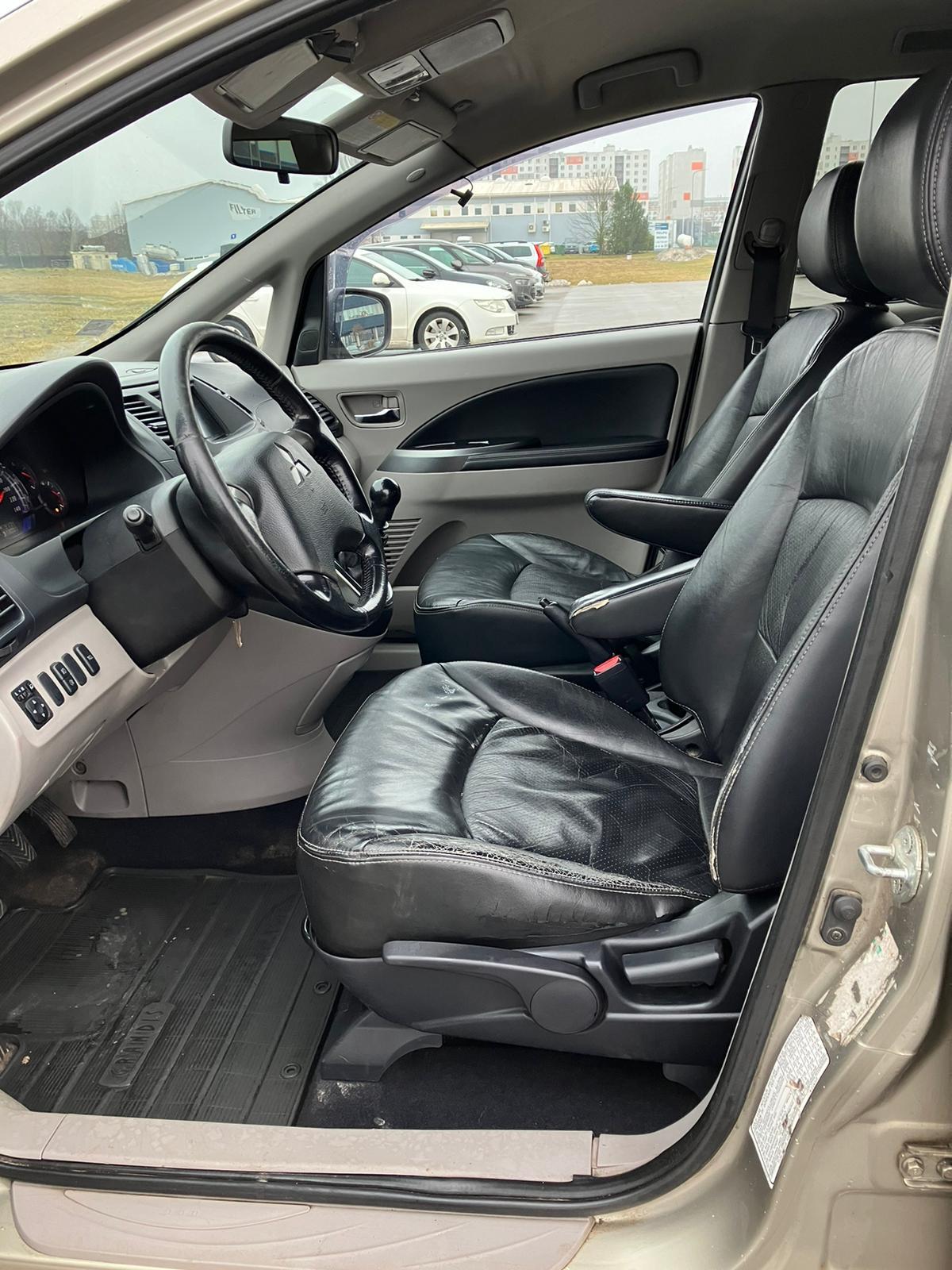 Mitsubishi Grandis 7-vietas