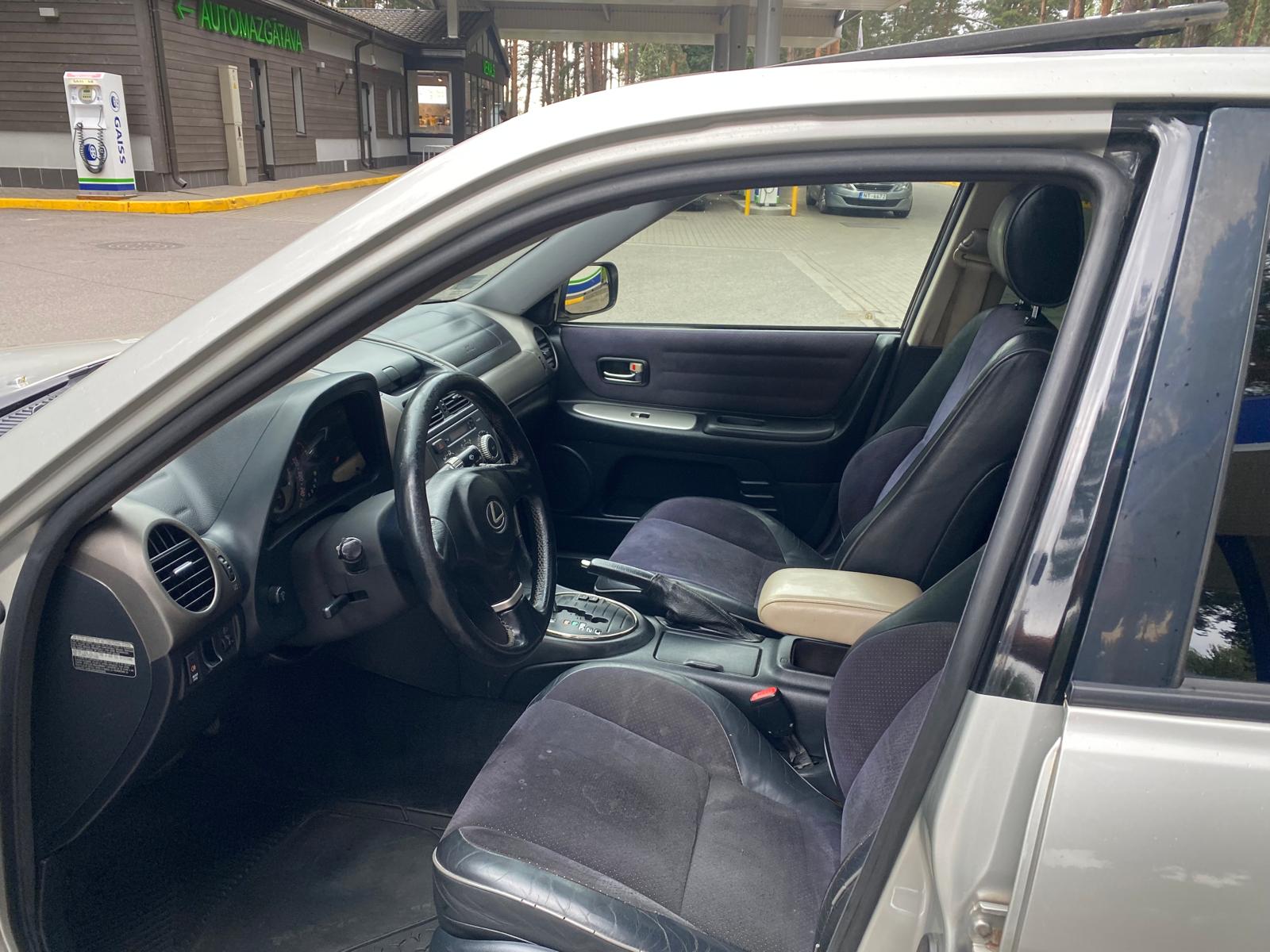 LEXUS IS 200