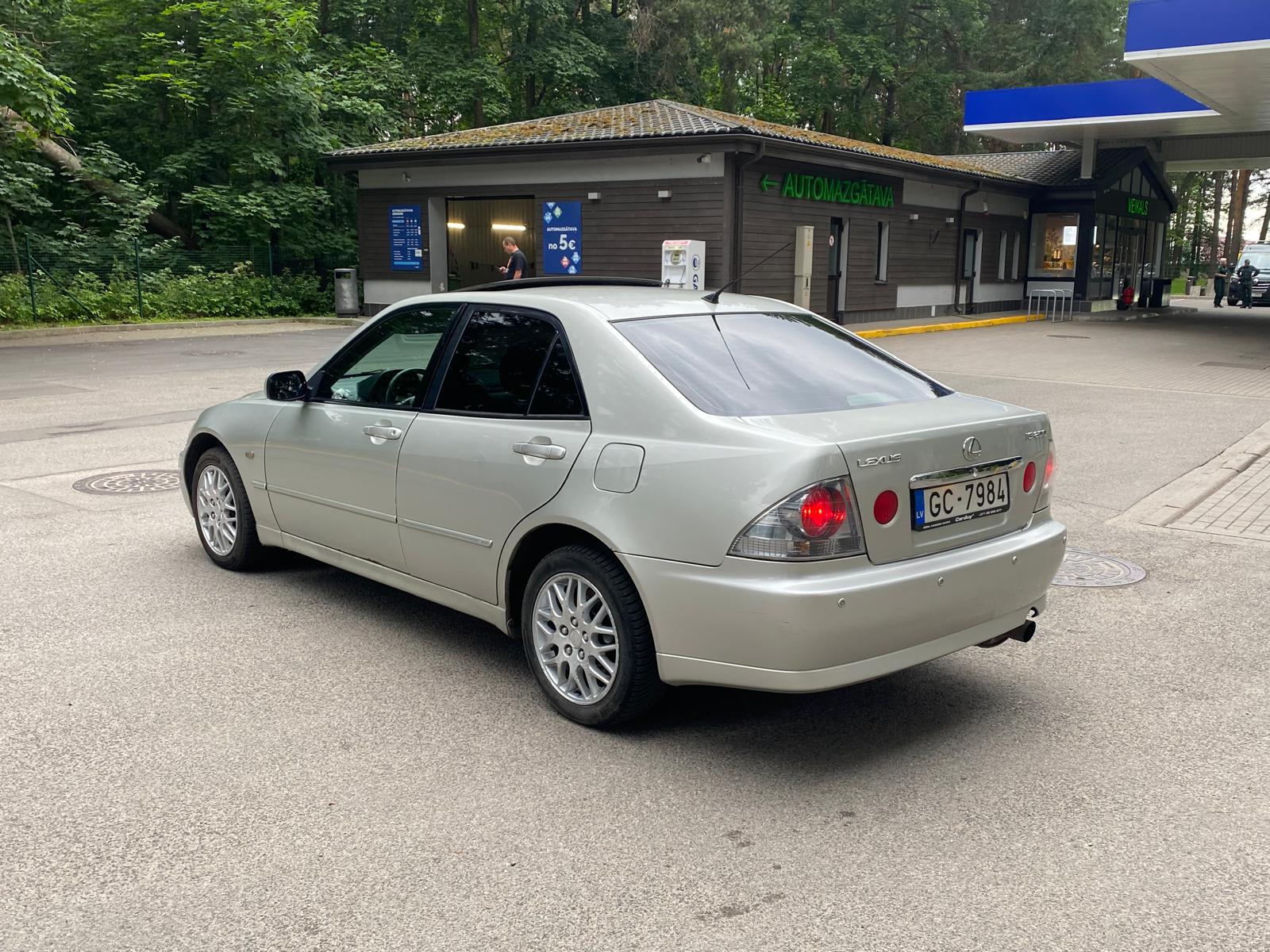 LEXUS IS 200