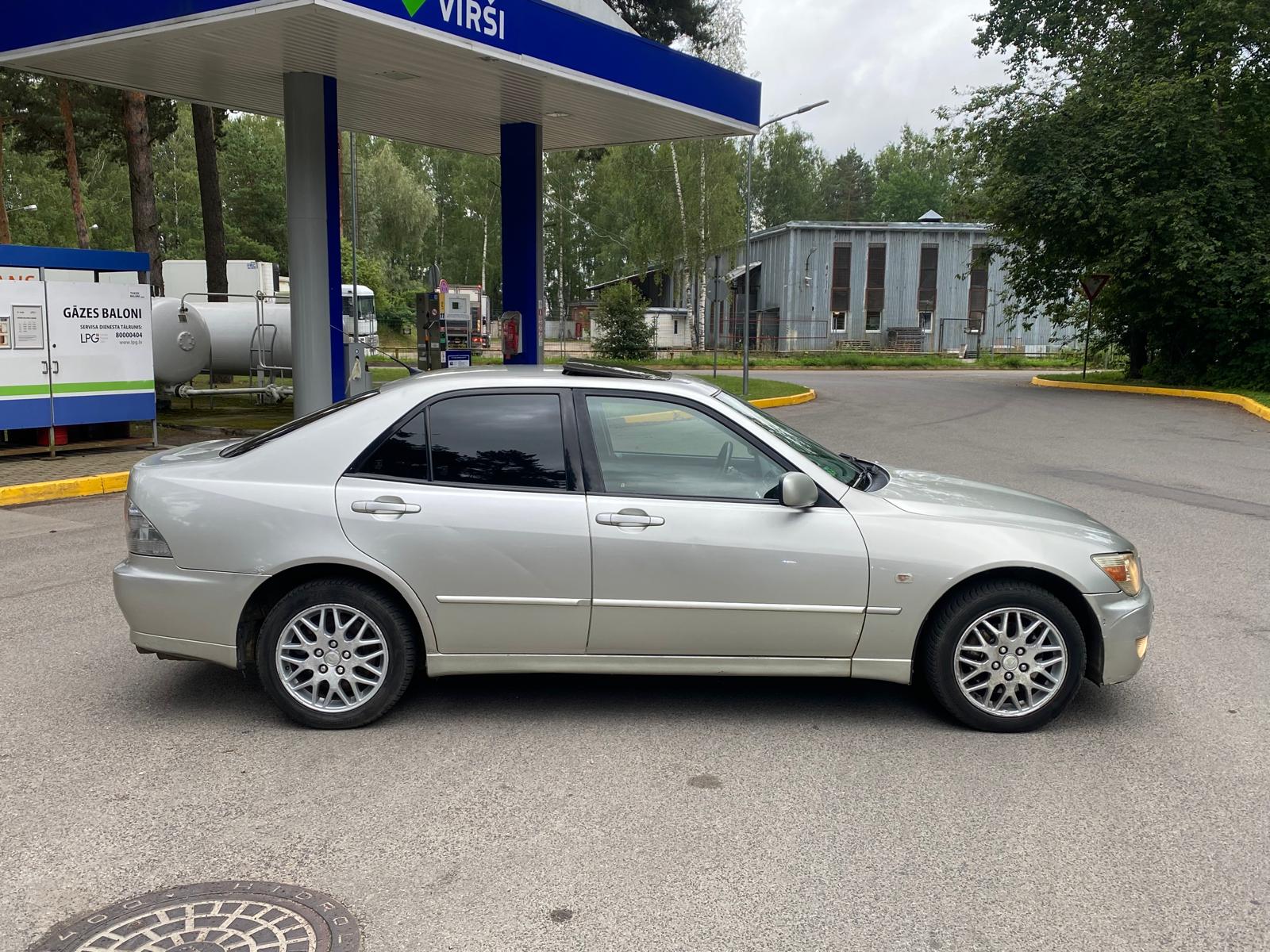 LEXUS IS 200
