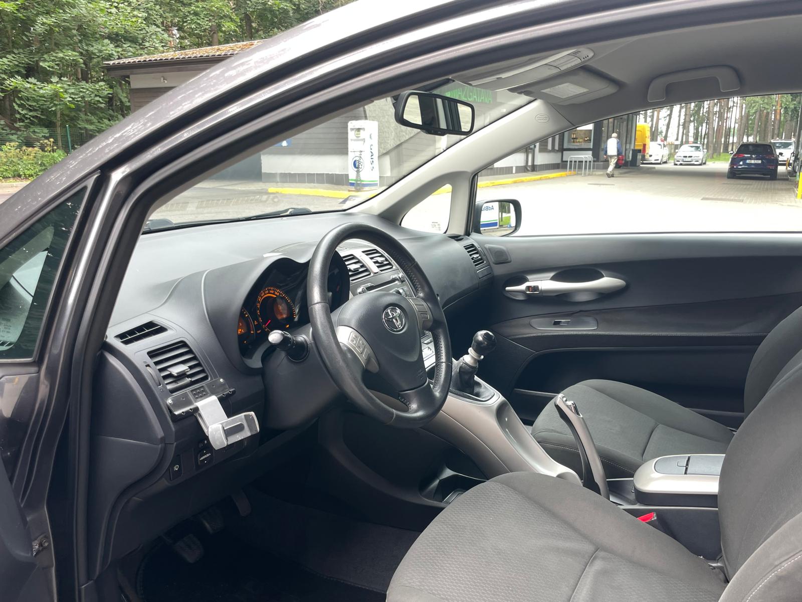 TOYOTA AURIS
