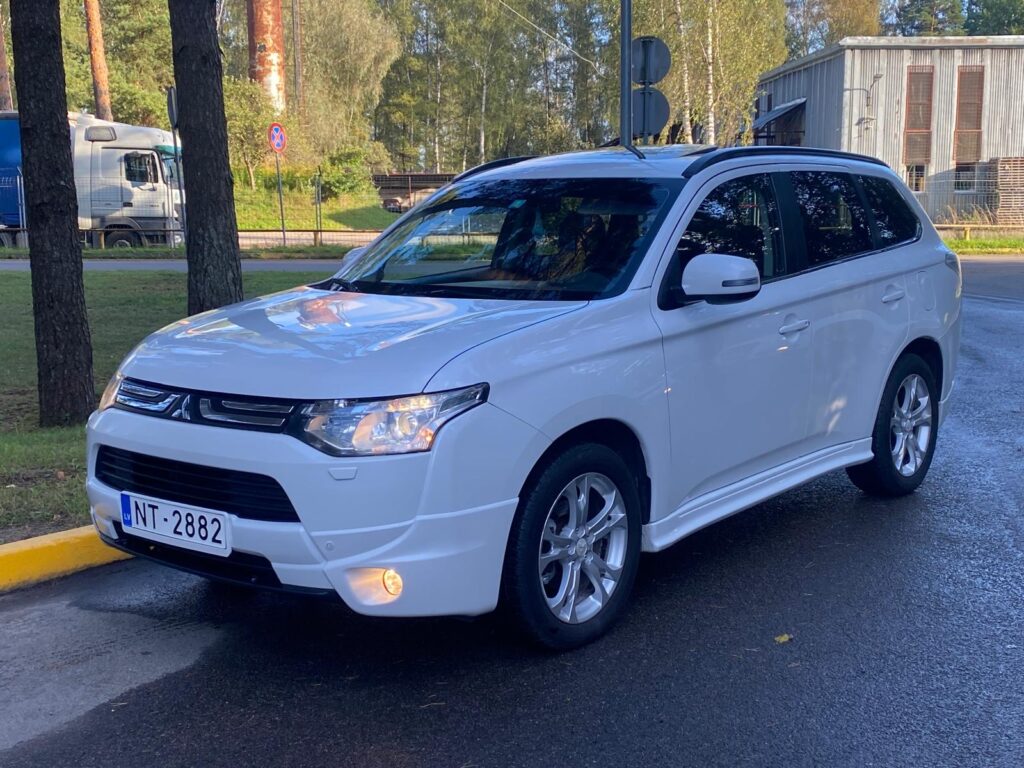MITSUBISHI OUTLANDER 7-VIETAS 2013