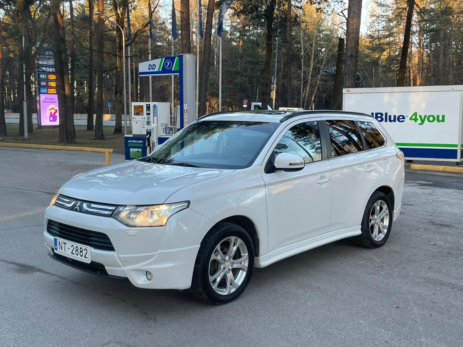 MITSUBISHI OUTLANDER 7-VIETAS 2013