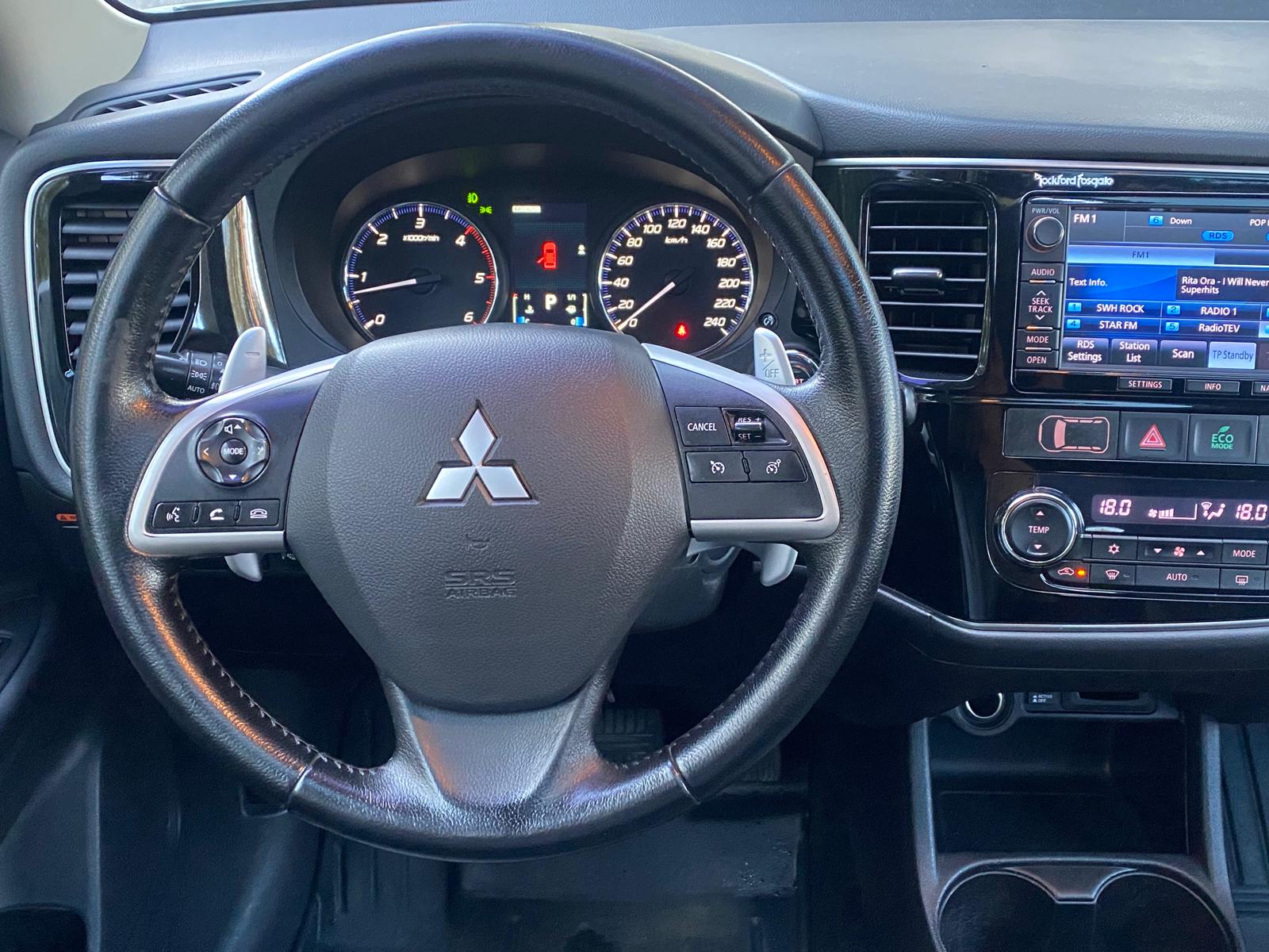 MITSUBISHI OUTLANDER 7-VIETAS 2013
