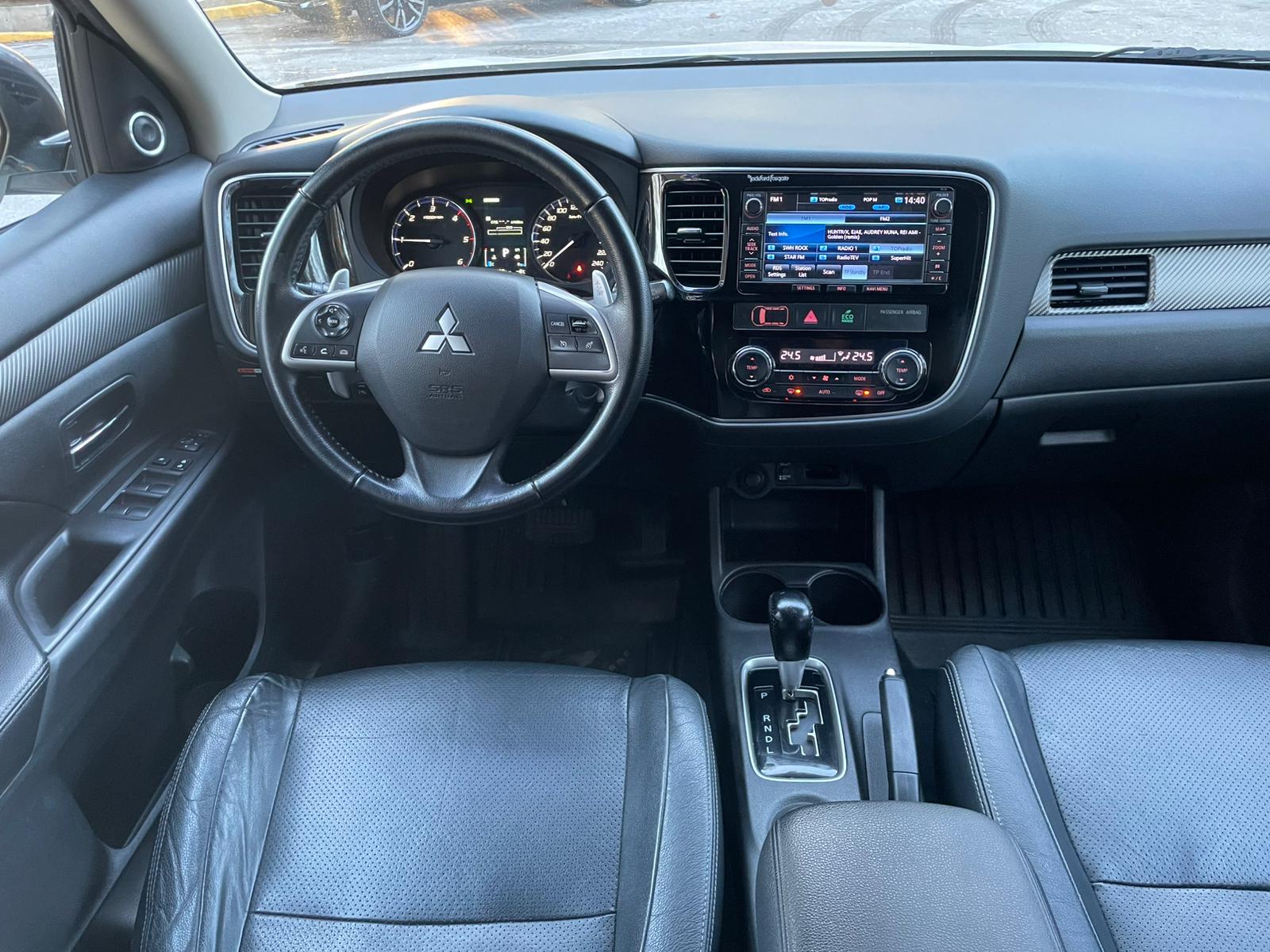 MITSUBISHI OUTLANDER 7-VIETAS 2013