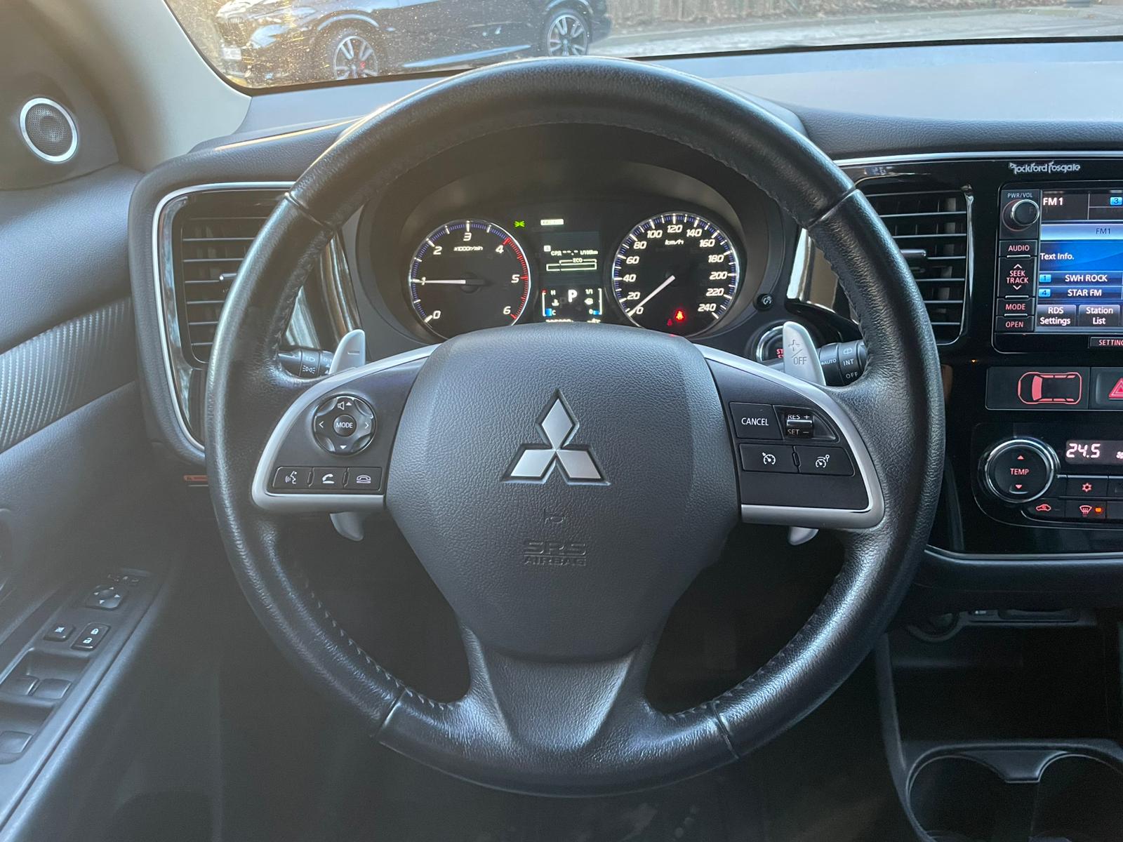 MITSUBISHI OUTLANDER 7-VIETAS 2013