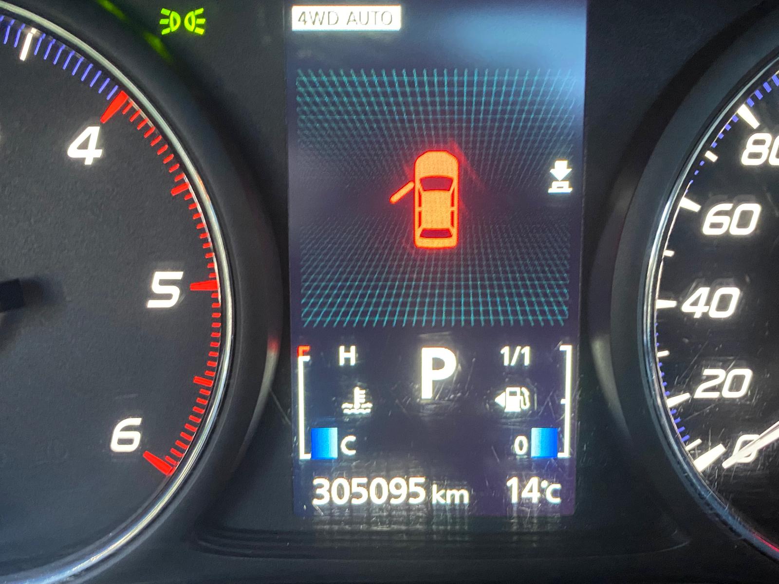 MITSUBISHI OUTLANDER 7-VIETAS 2013