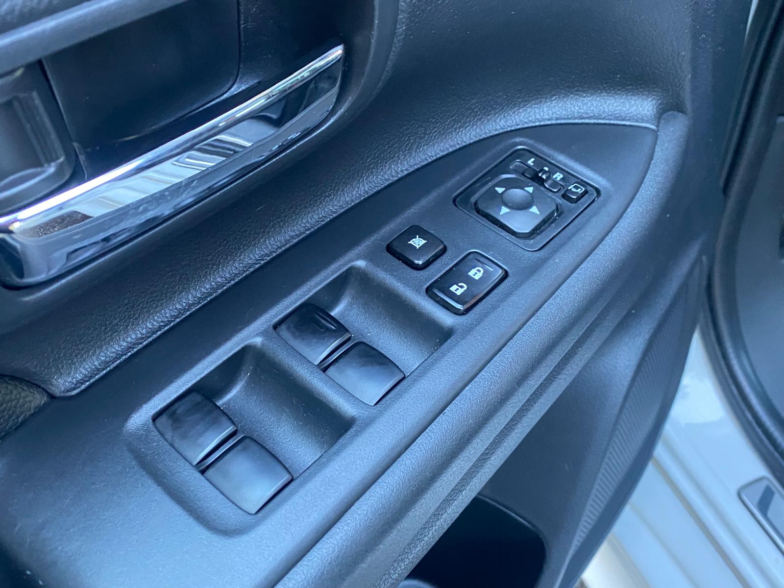 MITSUBISHI OUTLANDER 7-VIETAS 2013
