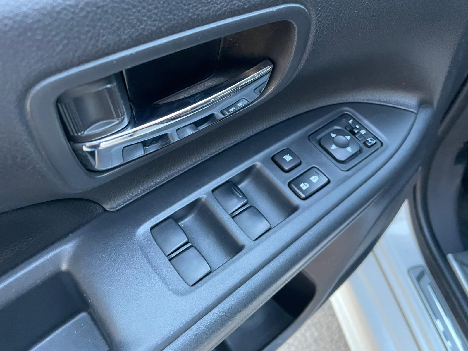 MITSUBISHI OUTLANDER 7-VIETAS 2013