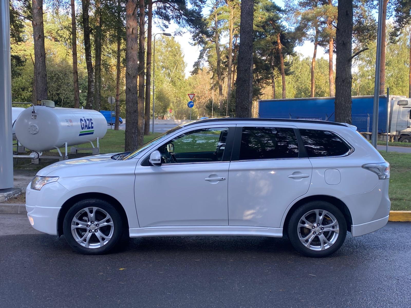 MITSUBISHI OUTLANDER 7-VIETAS 2013