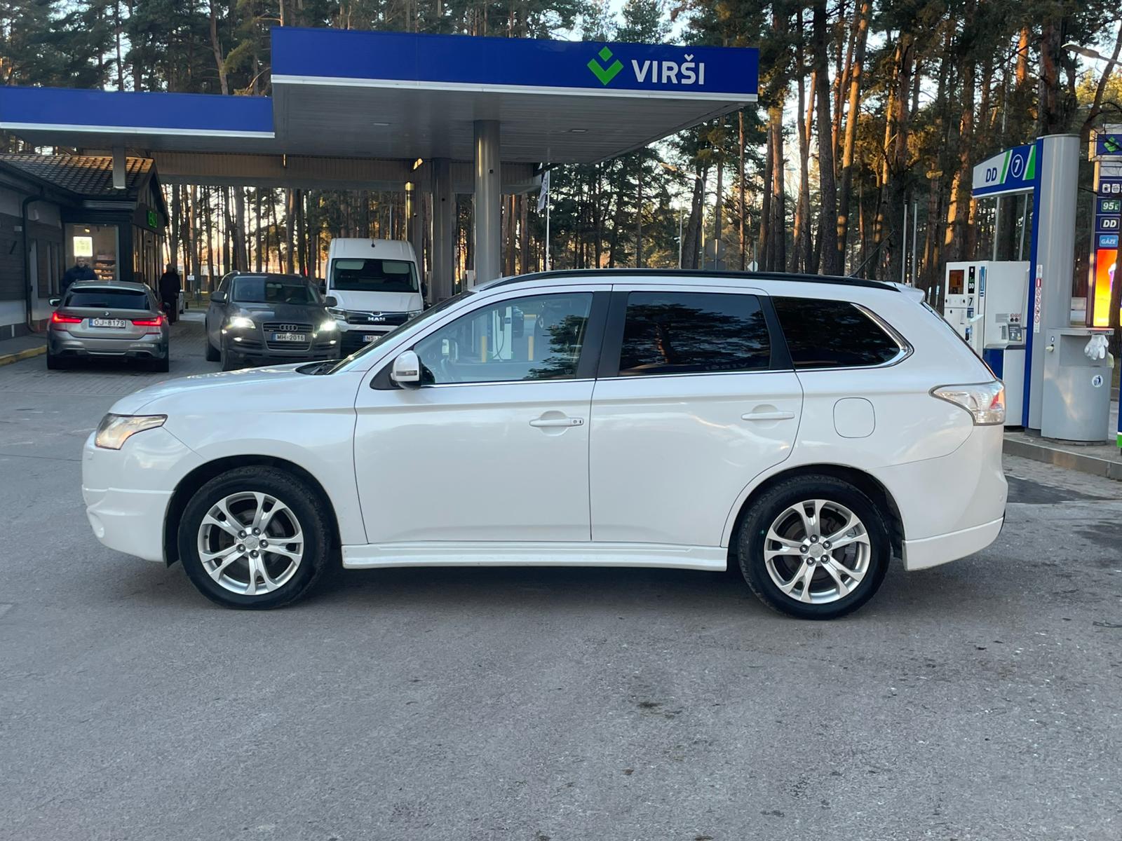 MITSUBISHI OUTLANDER 7-VIETAS 2013