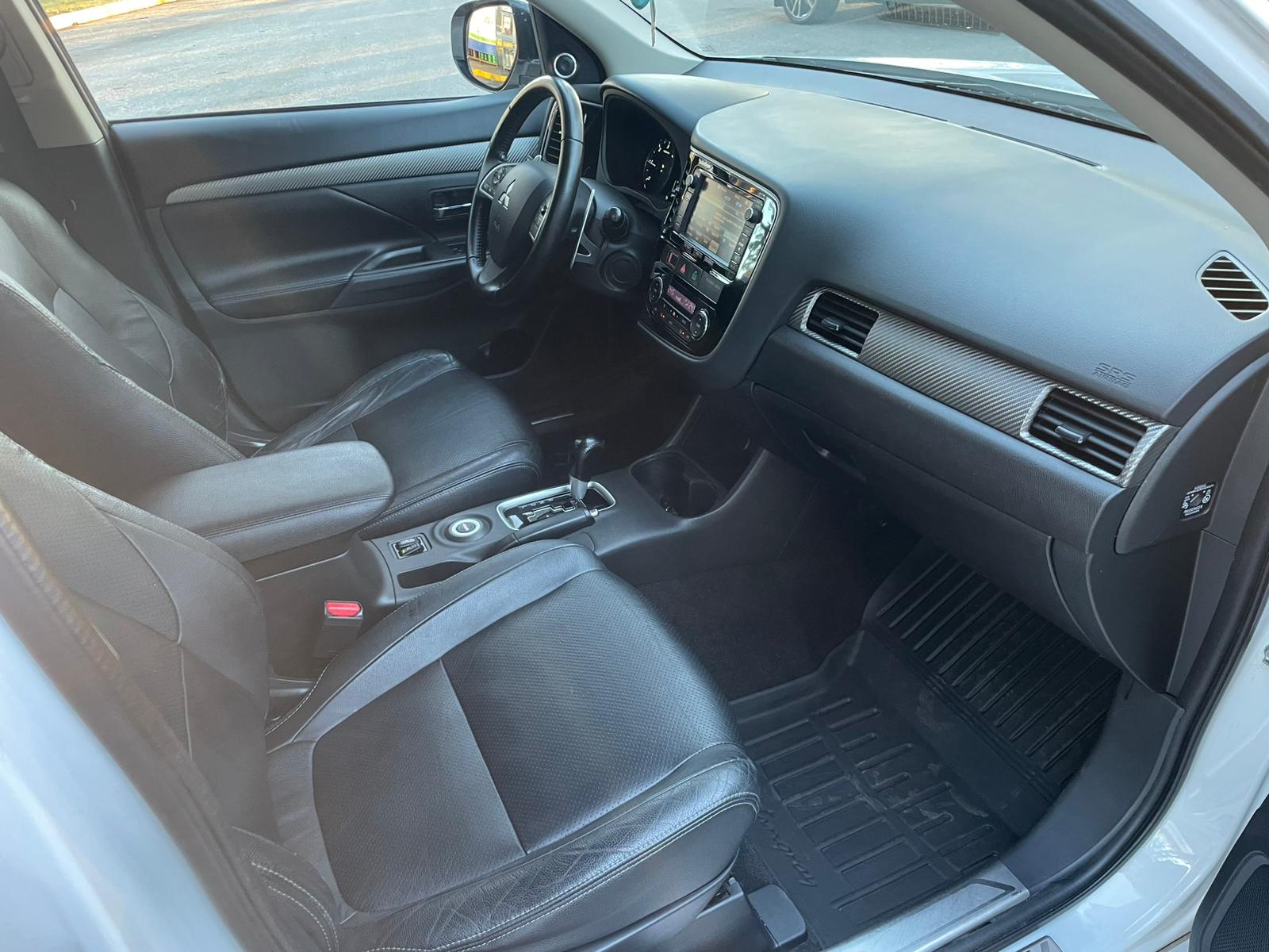 MITSUBISHI OUTLANDER 7-VIETAS 2013