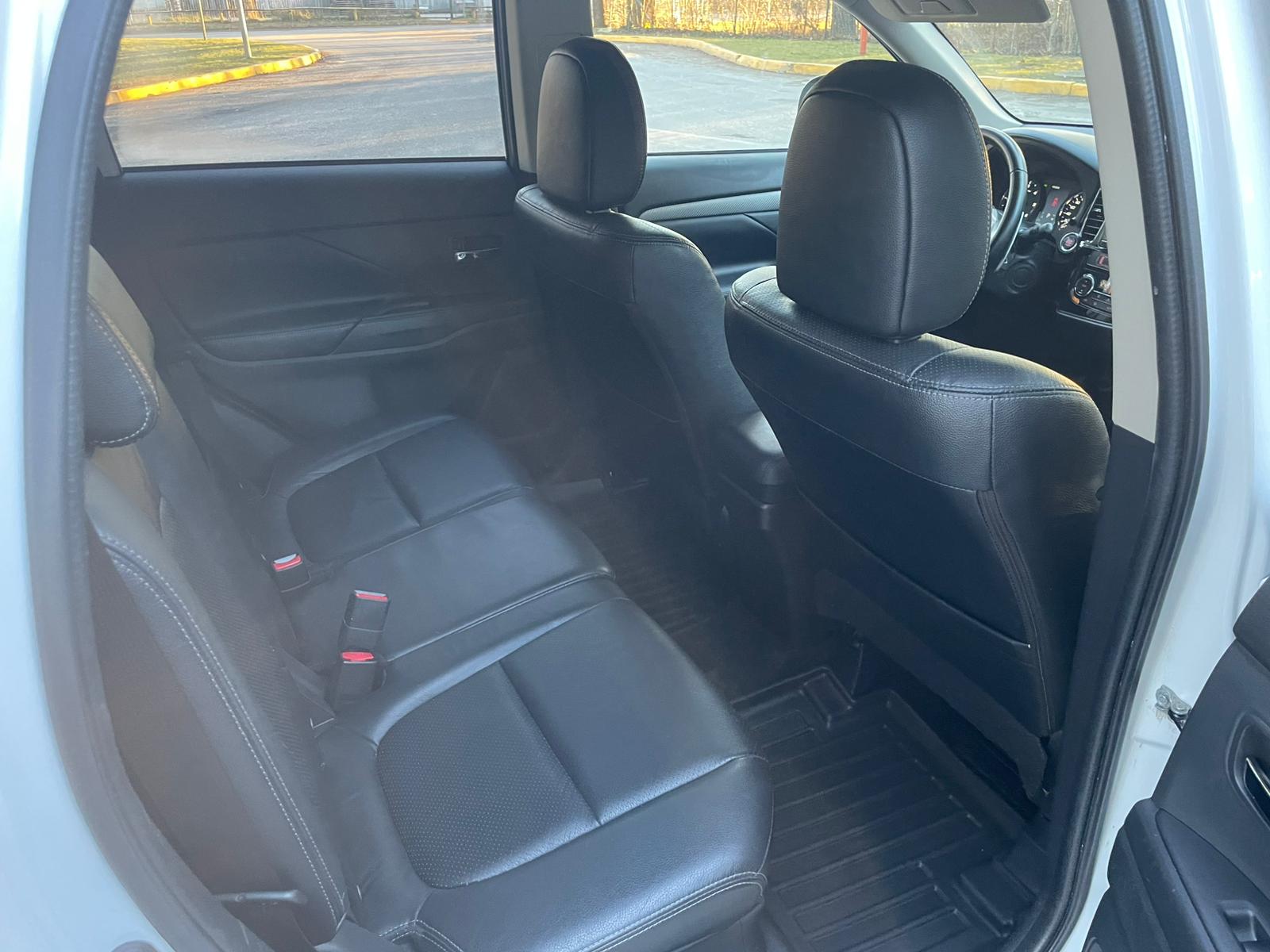 MITSUBISHI OUTLANDER 7-VIETAS 2013