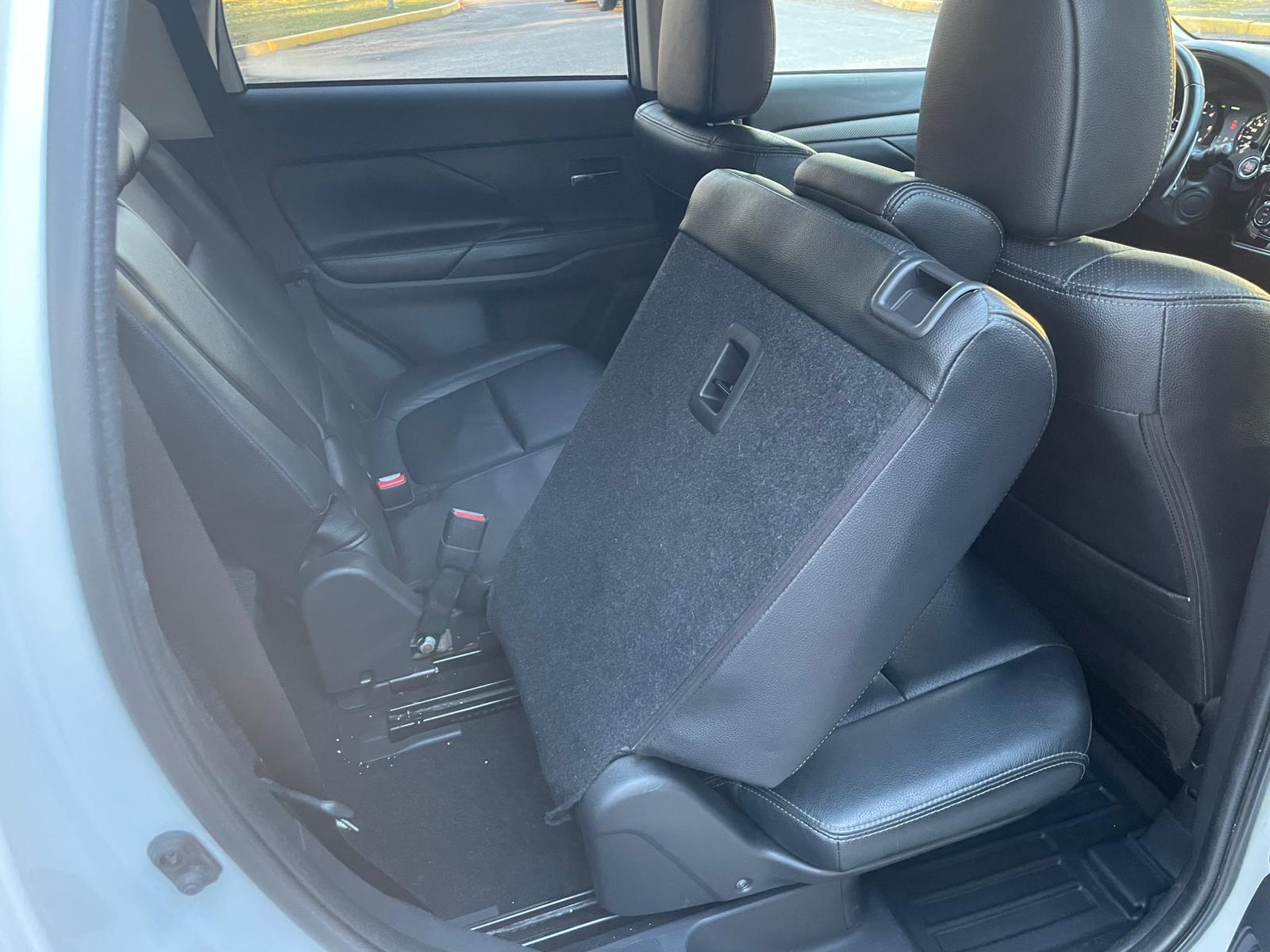 MITSUBISHI OUTLANDER 7-VIETAS 2013