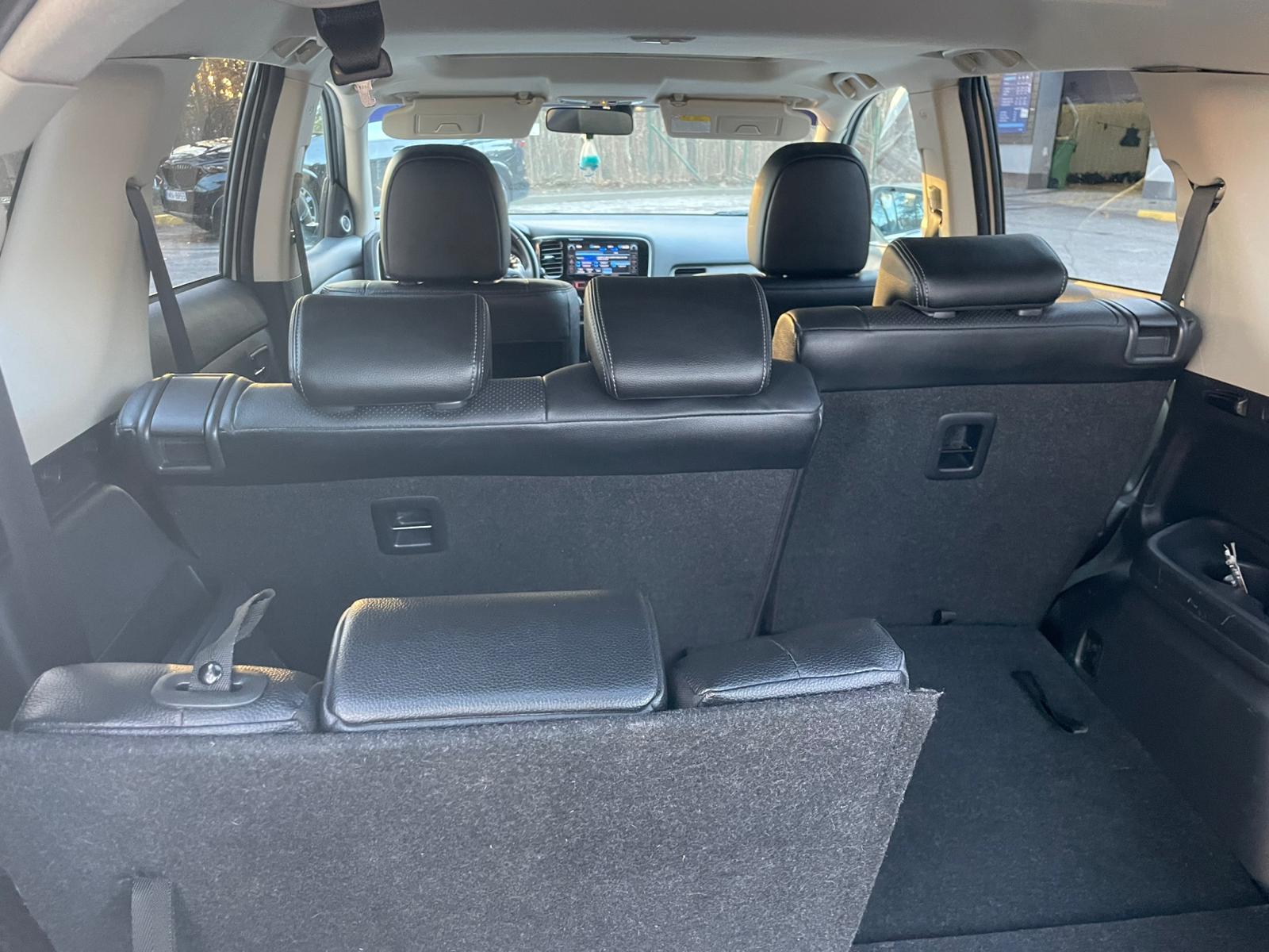 MITSUBISHI OUTLANDER 7-VIETAS 2013