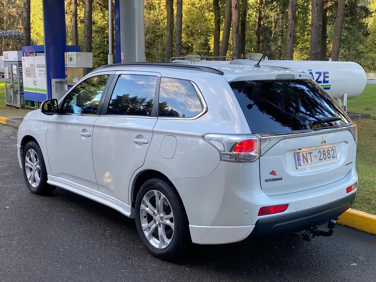 MITSUBISHI OUTLANDER 7-VIETAS 2013