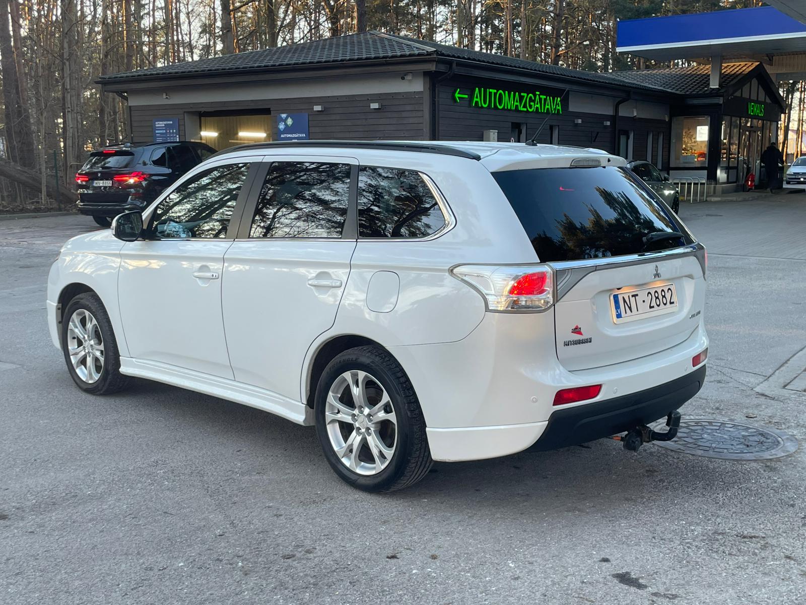 MITSUBISHI OUTLANDER 7-VIETAS 2013